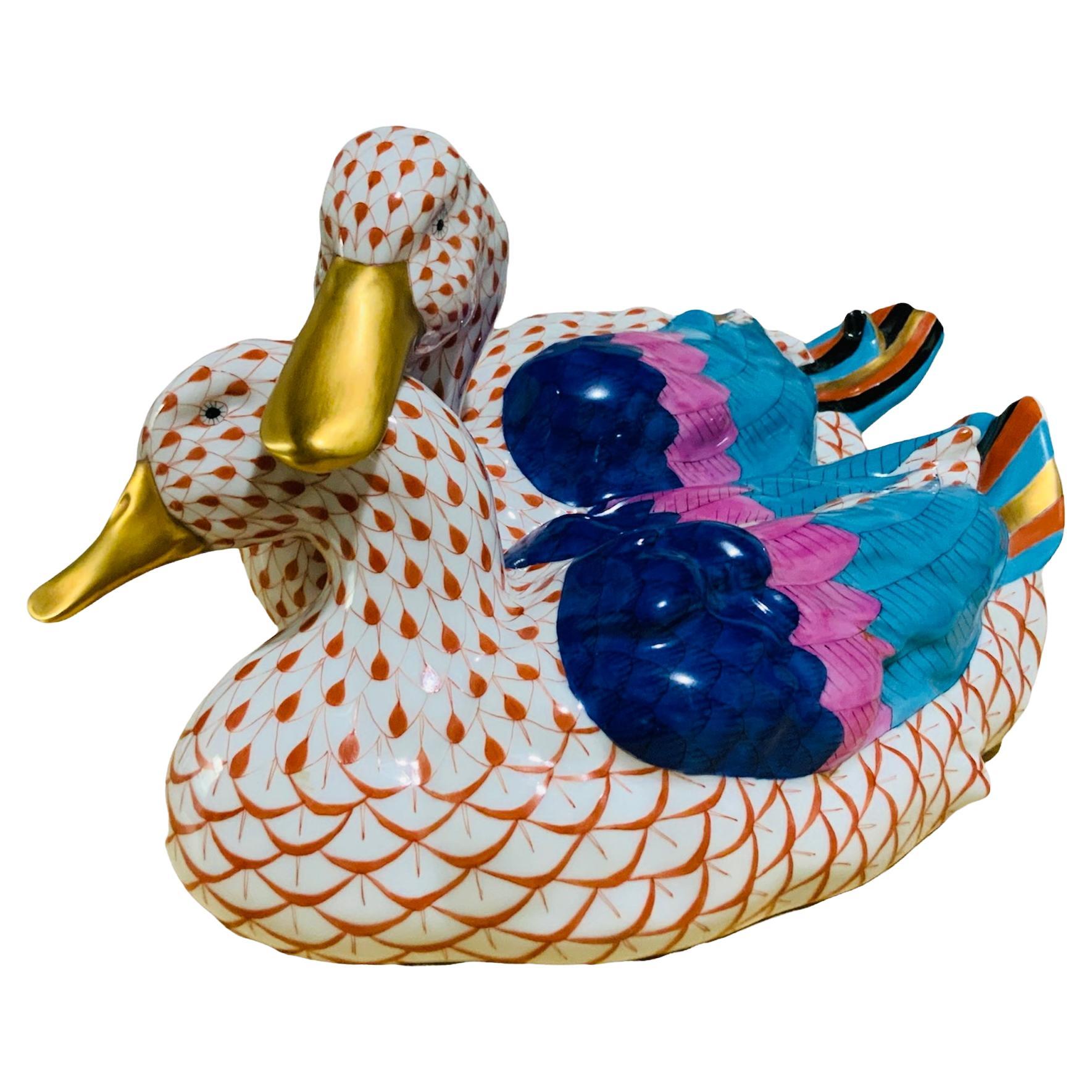 Pareja de patos medianos de porcelana de Herend pintados a mano