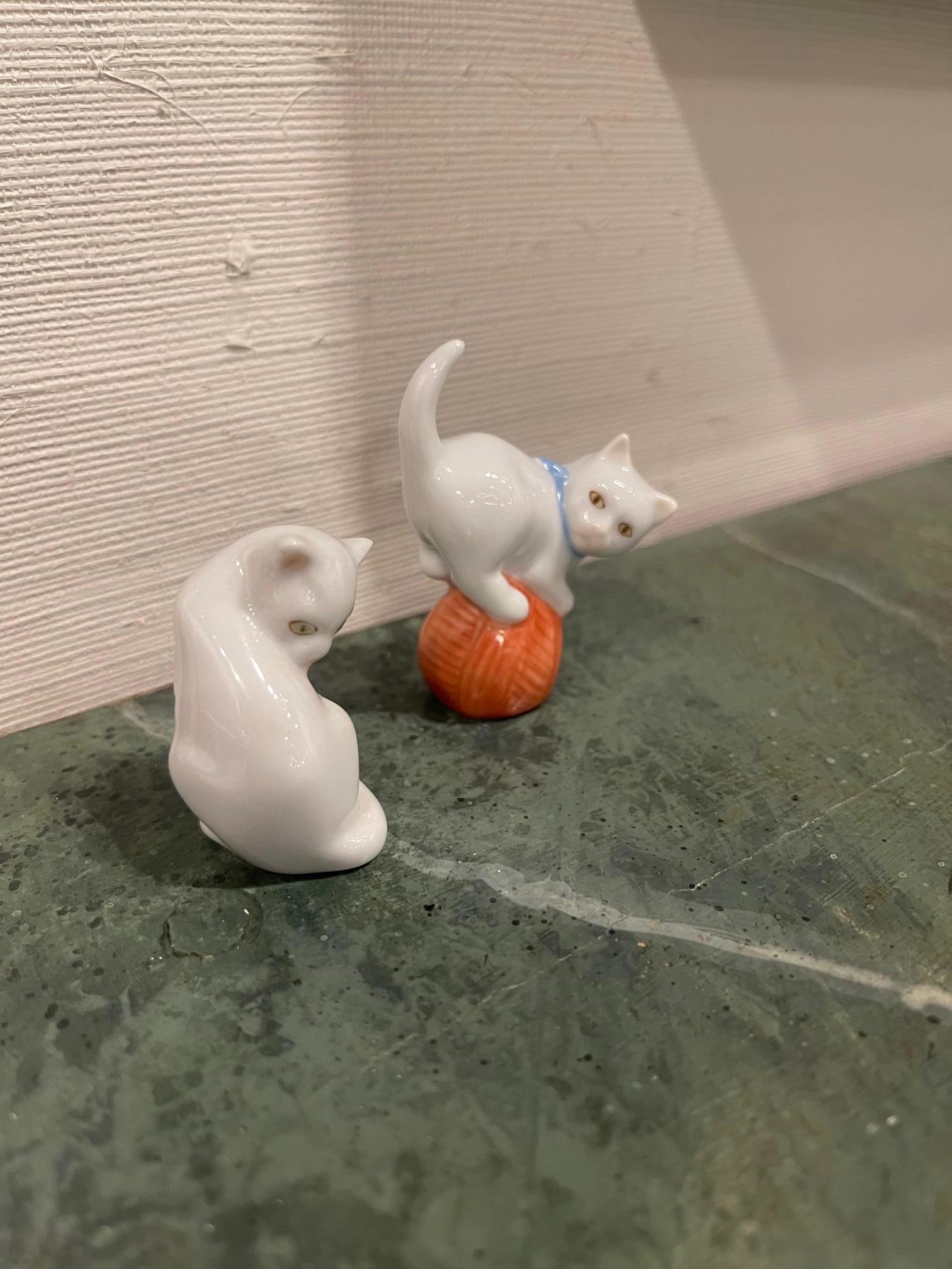 Paar kleine weiße Katzen von Herend, 20. Jahrhundert.  
Katze spielt mit Ball - 1,5