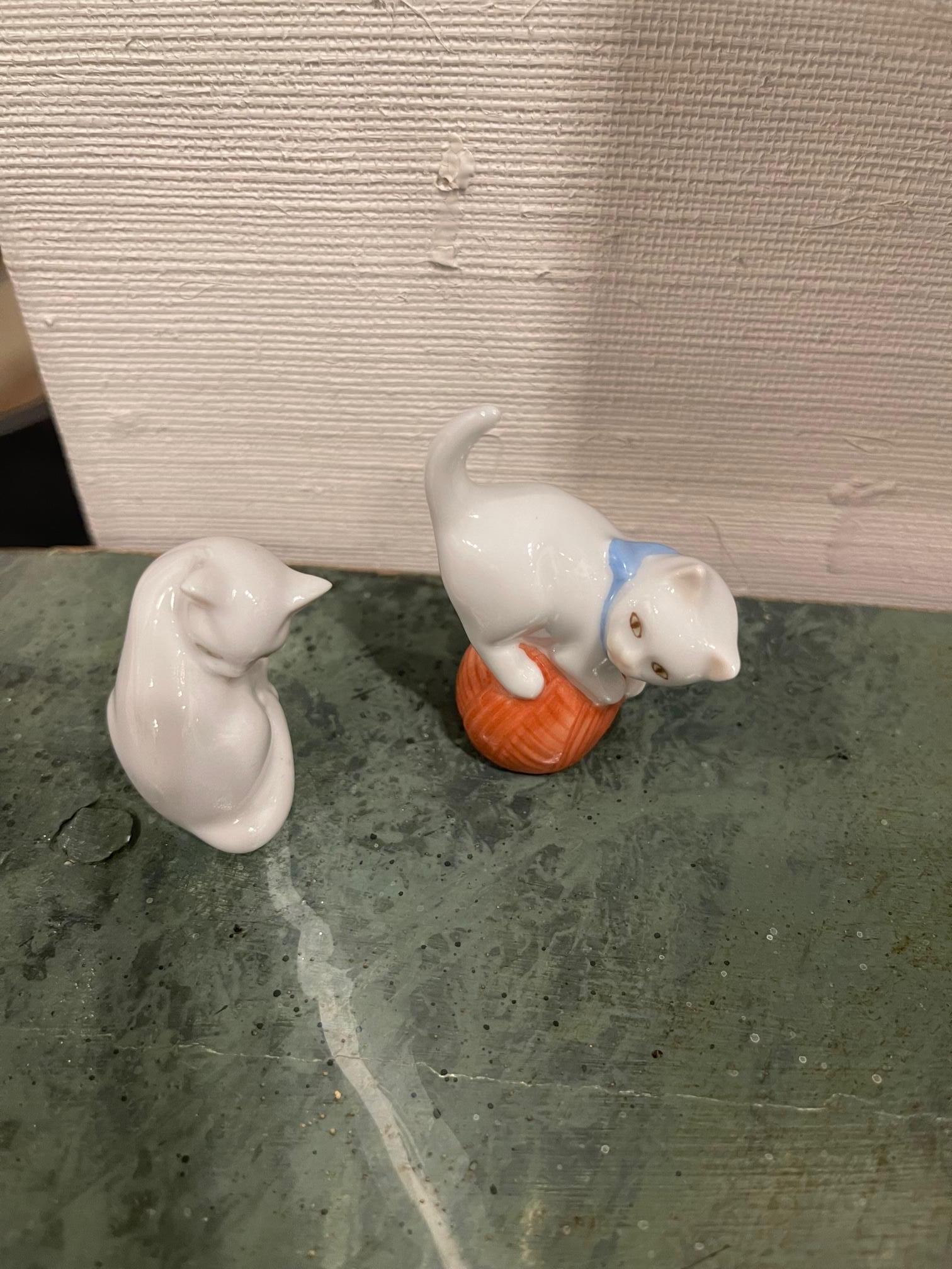 Hungarian Pair of Herend Small White Cats, 20th Century For Sale