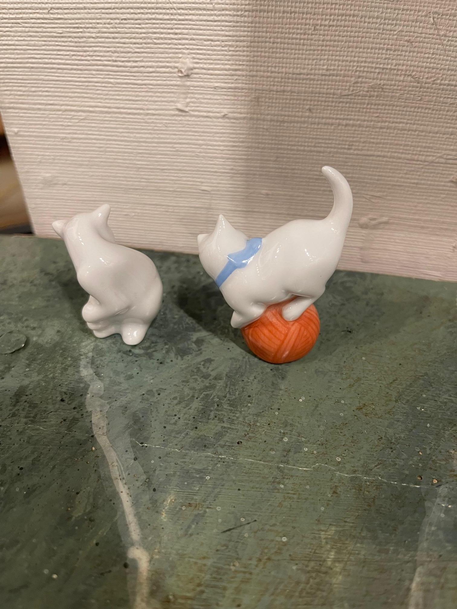 Porcelain Pair of Herend Small White Cats, 20th Century For Sale
