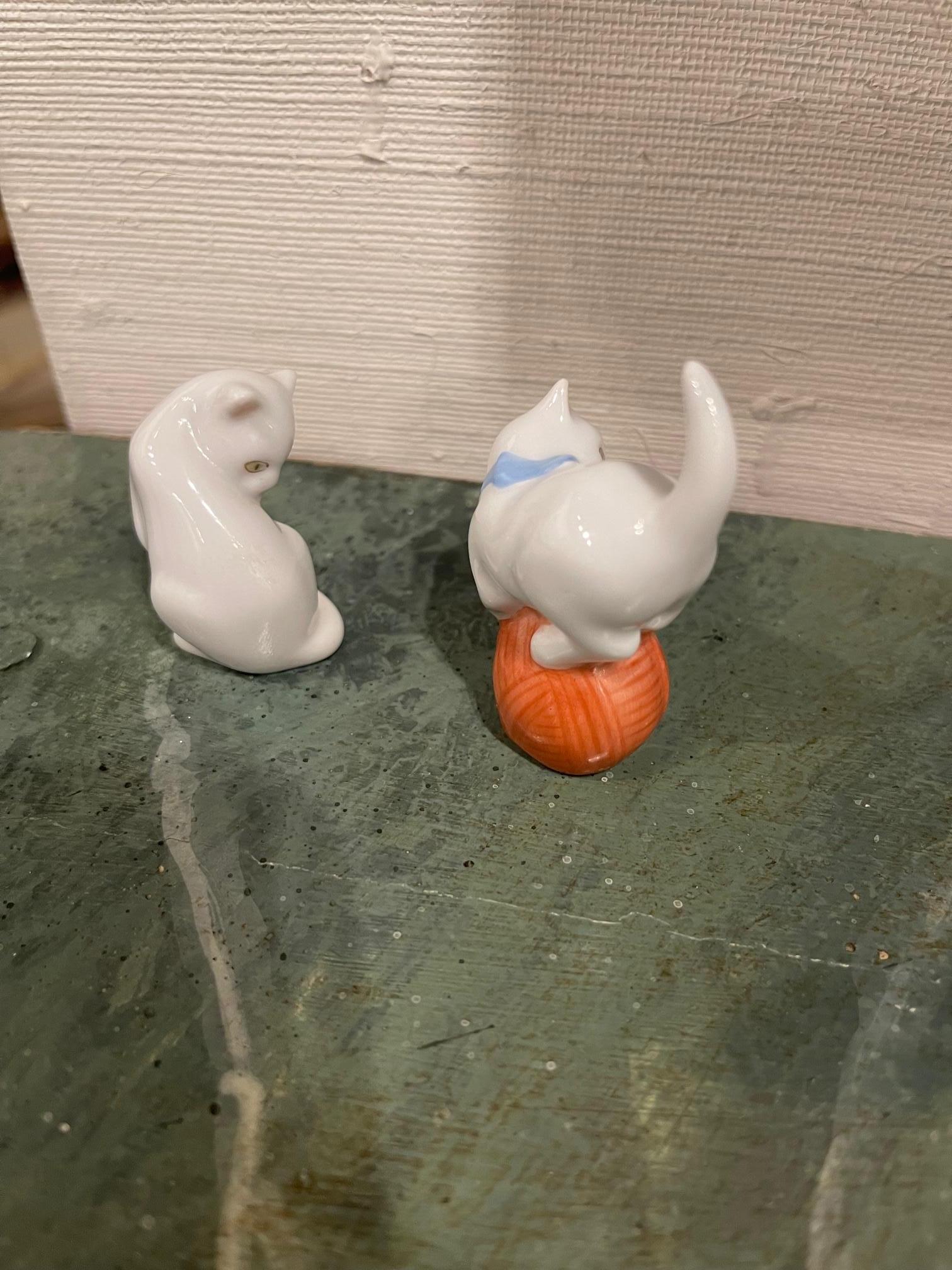 Pair of Herend Small White Cats, 20th Century For Sale 1