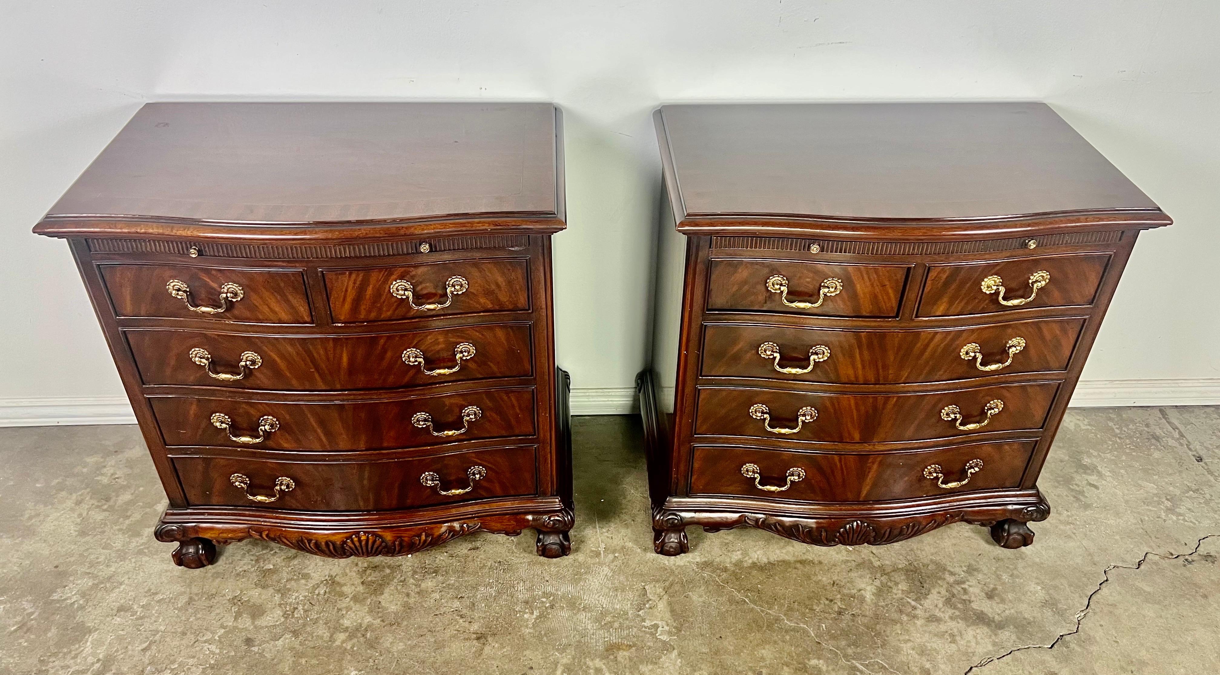Pair of Heritage Federal Style Chests of Drawers In Good Condition For Sale In Los Angeles, CA