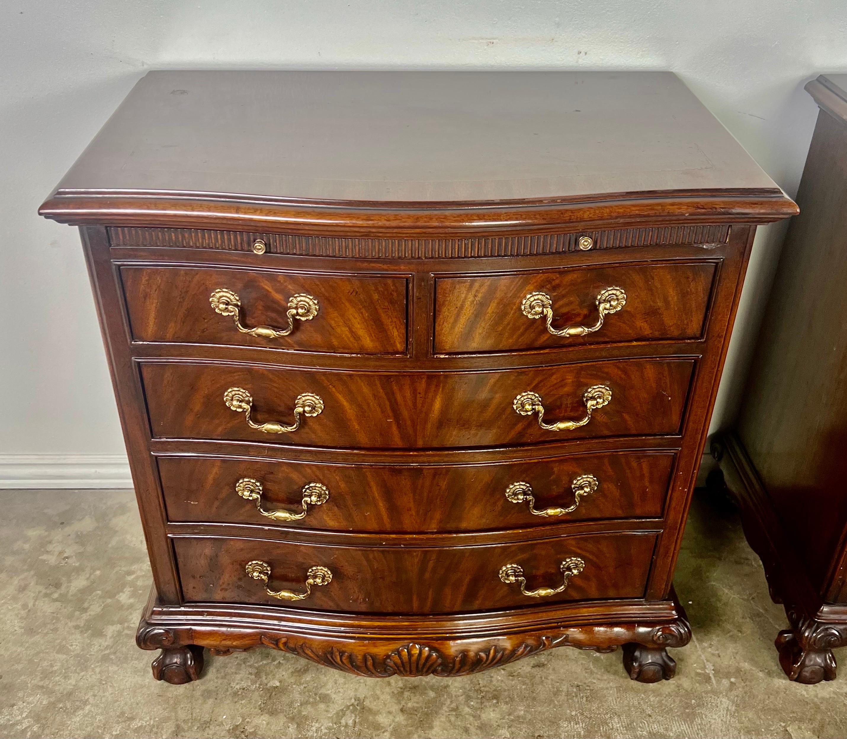 20th Century Pair of Heritage Federal Style Chests of Drawers For Sale
