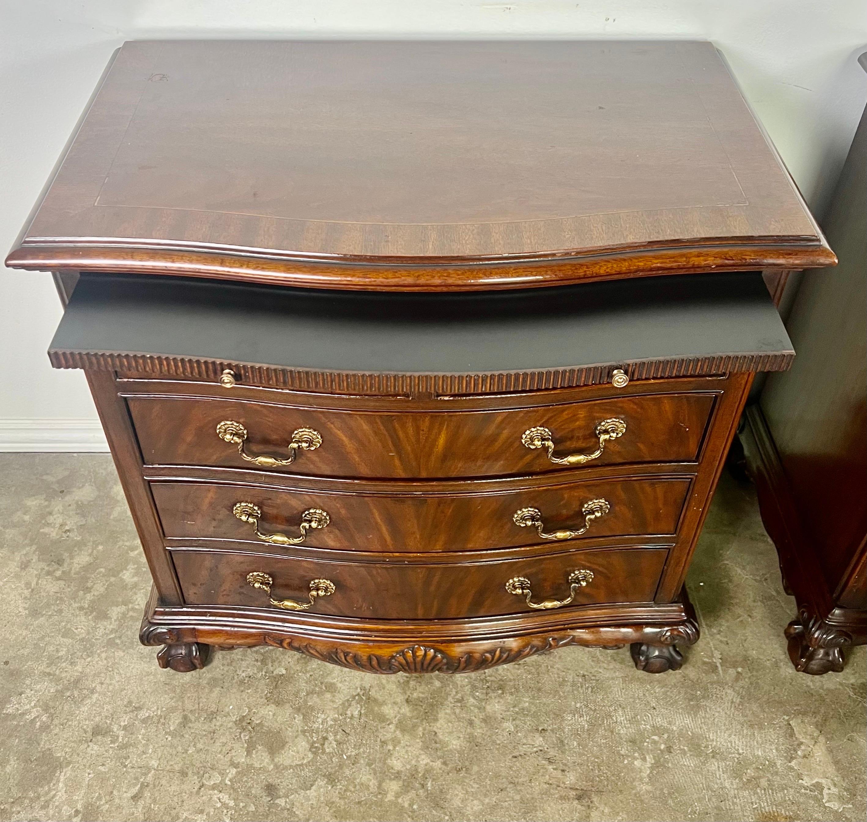 Pair of Heritage Federal Style Chests of Drawers For Sale 2