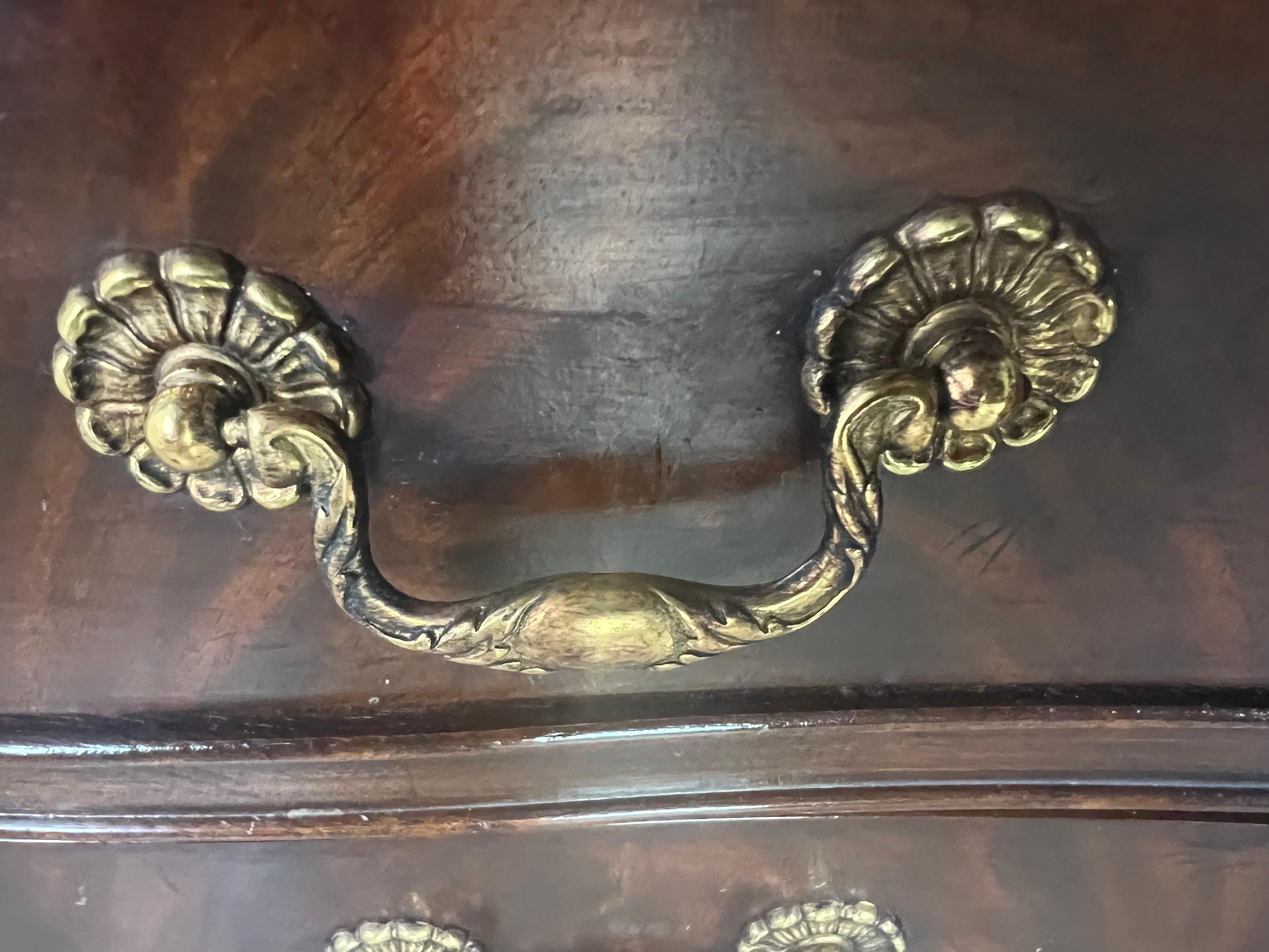 Pair of Heritage Federal Style Chests of Drawers For Sale 3