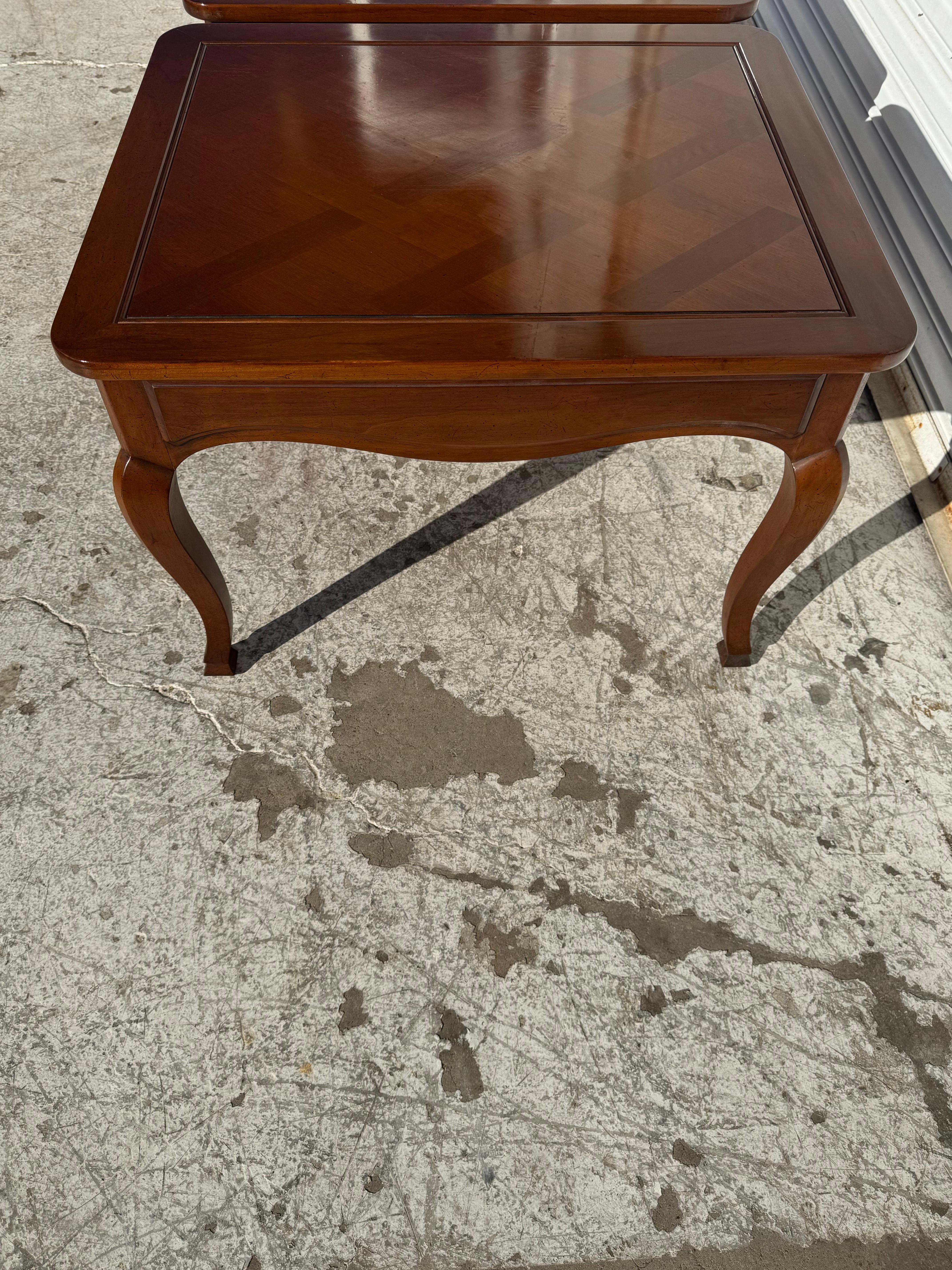 Queen Anne Pair of Heritage Furniture Parquet Top Hollywood Regency Walnut End Tables For Sale