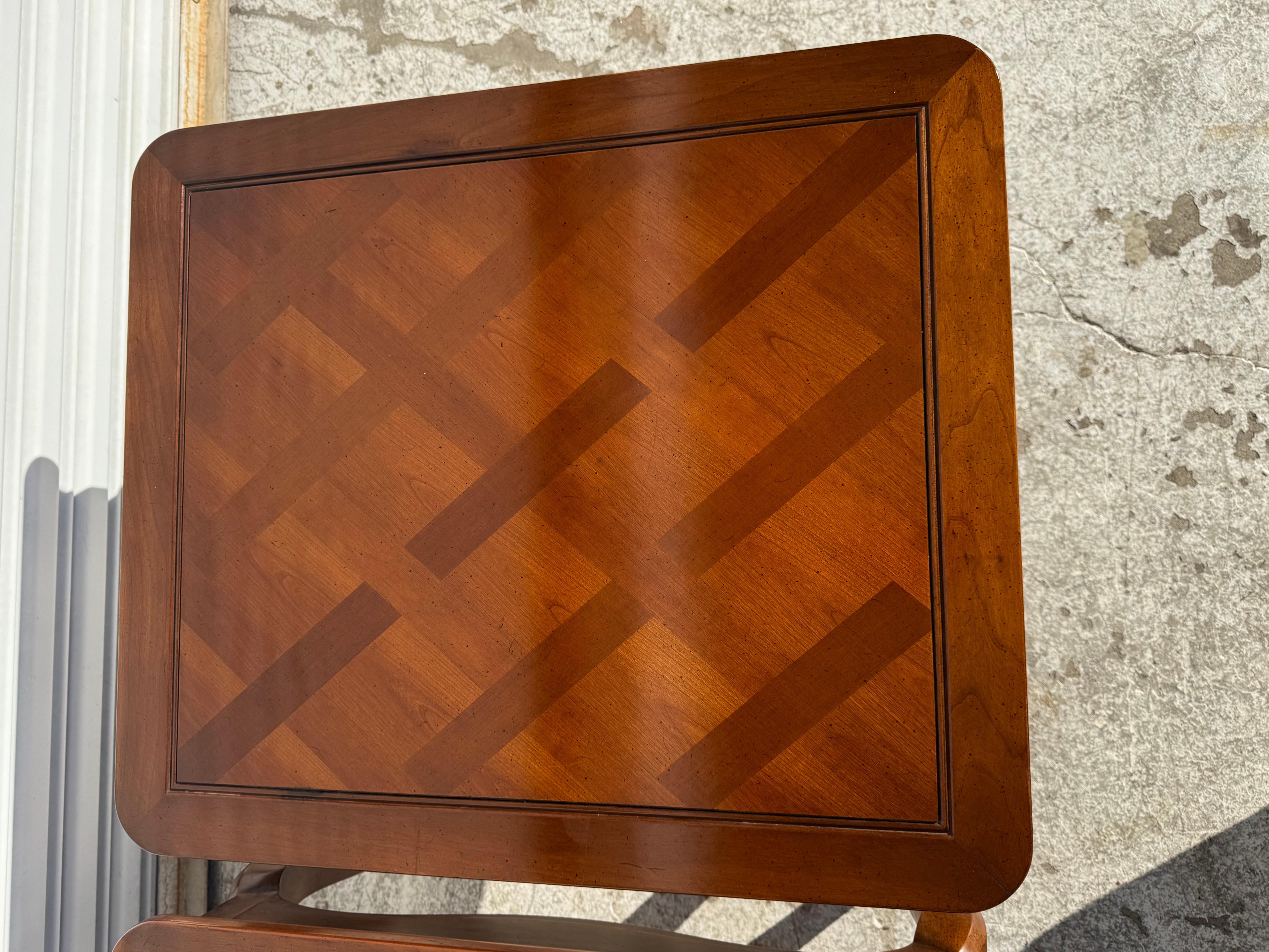 Pair of Heritage Furniture Parquet Top Hollywood Regency Walnut End Tables In Good Condition For Sale In Pasadena, TX