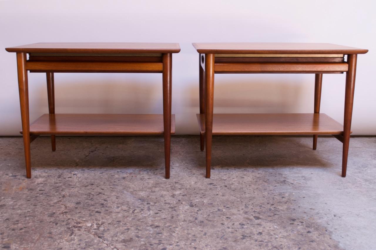 American Pair of Heritage Henredon Single Drawer Walnut Side Tables 