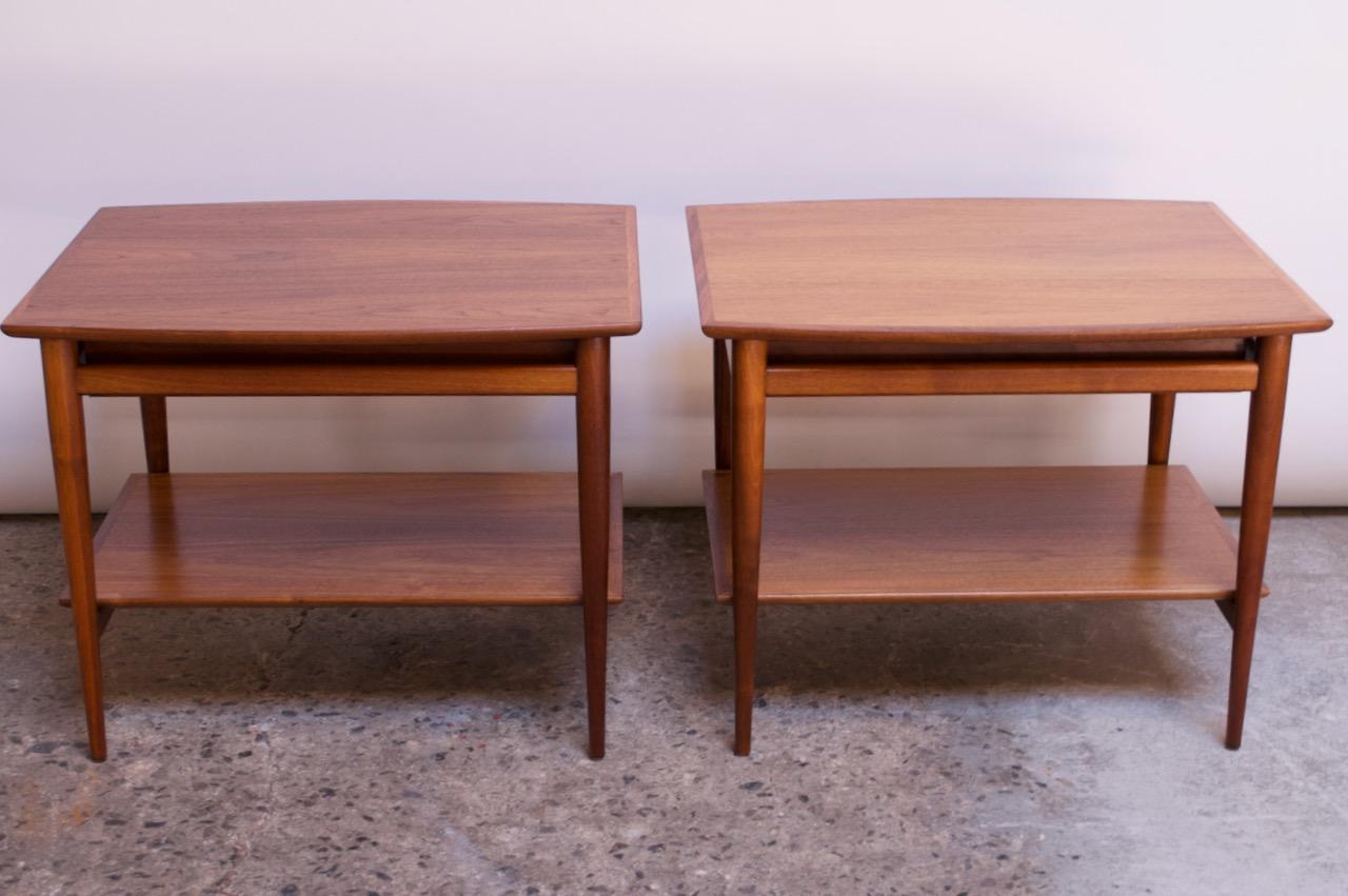 Pair of Heritage Henredon Single Drawer Walnut Side Tables  In Good Condition In Brooklyn, NY