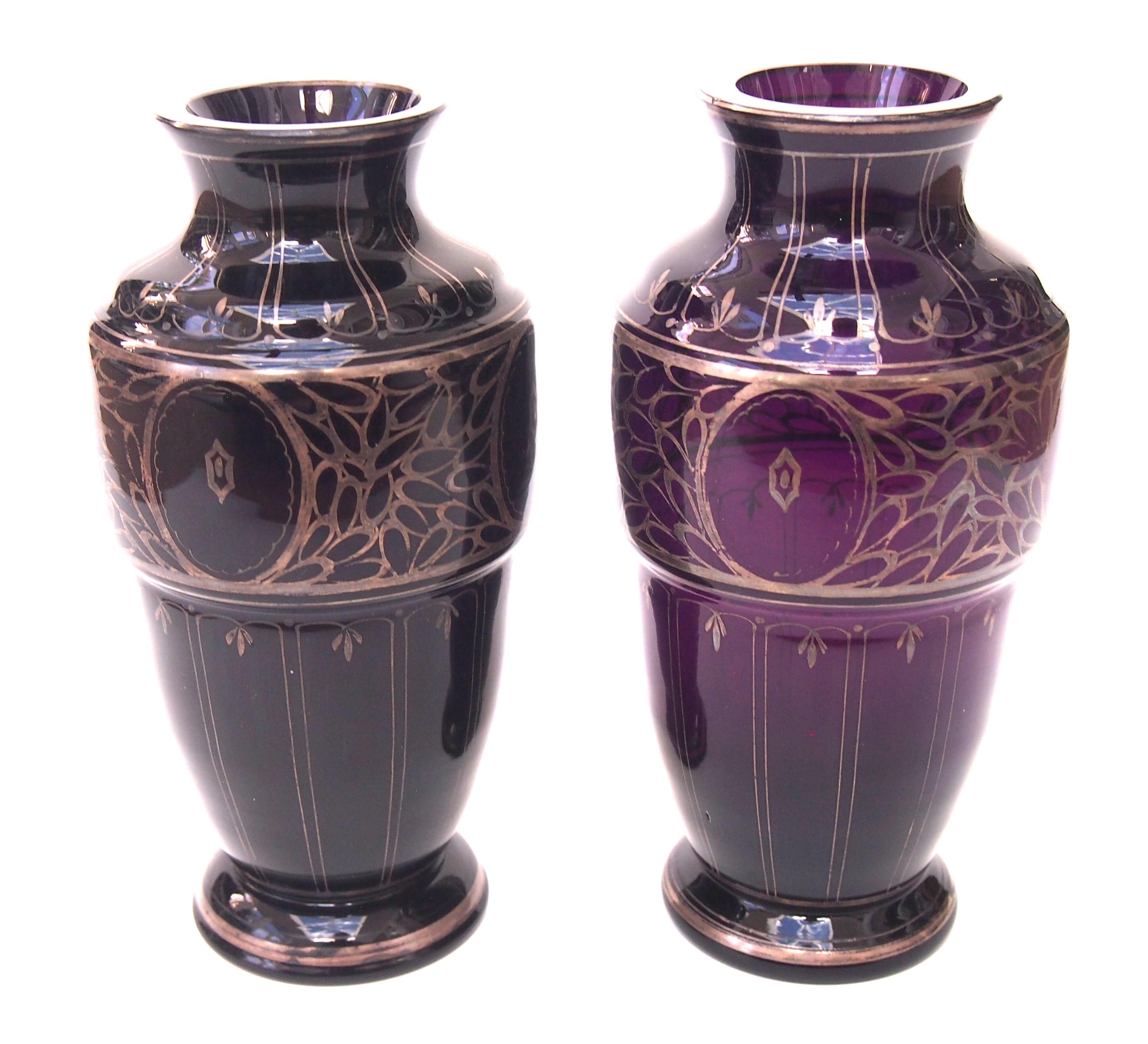 Art nouveau Paire de vases en verre pourpre Herman Eiselt Steinschönau avec incrustation d'argent, vers 1900 en vente