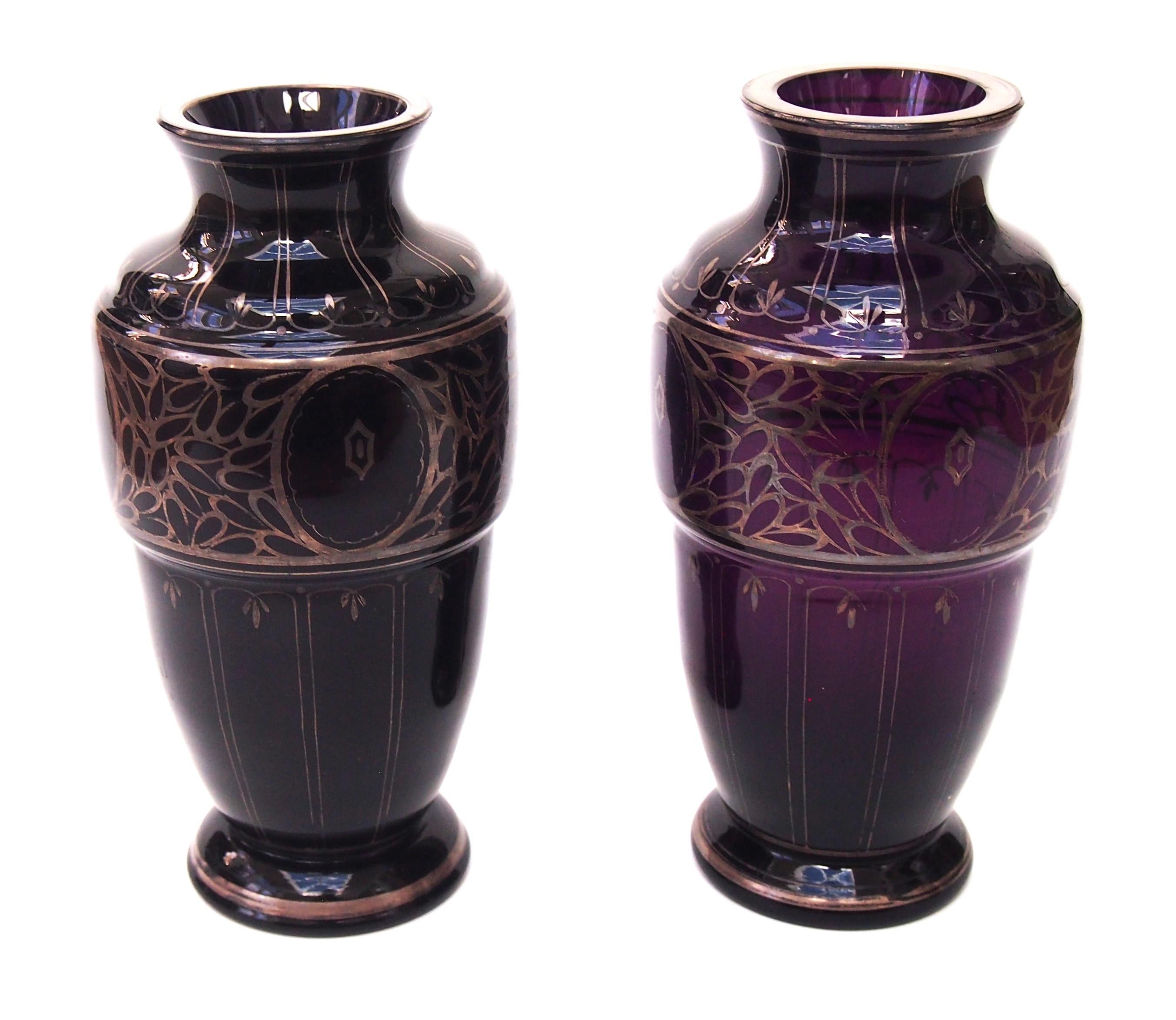 Tchèque Paire de vases en verre pourpre Herman Eiselt Steinschönau avec incrustation d'argent, vers 1900 en vente