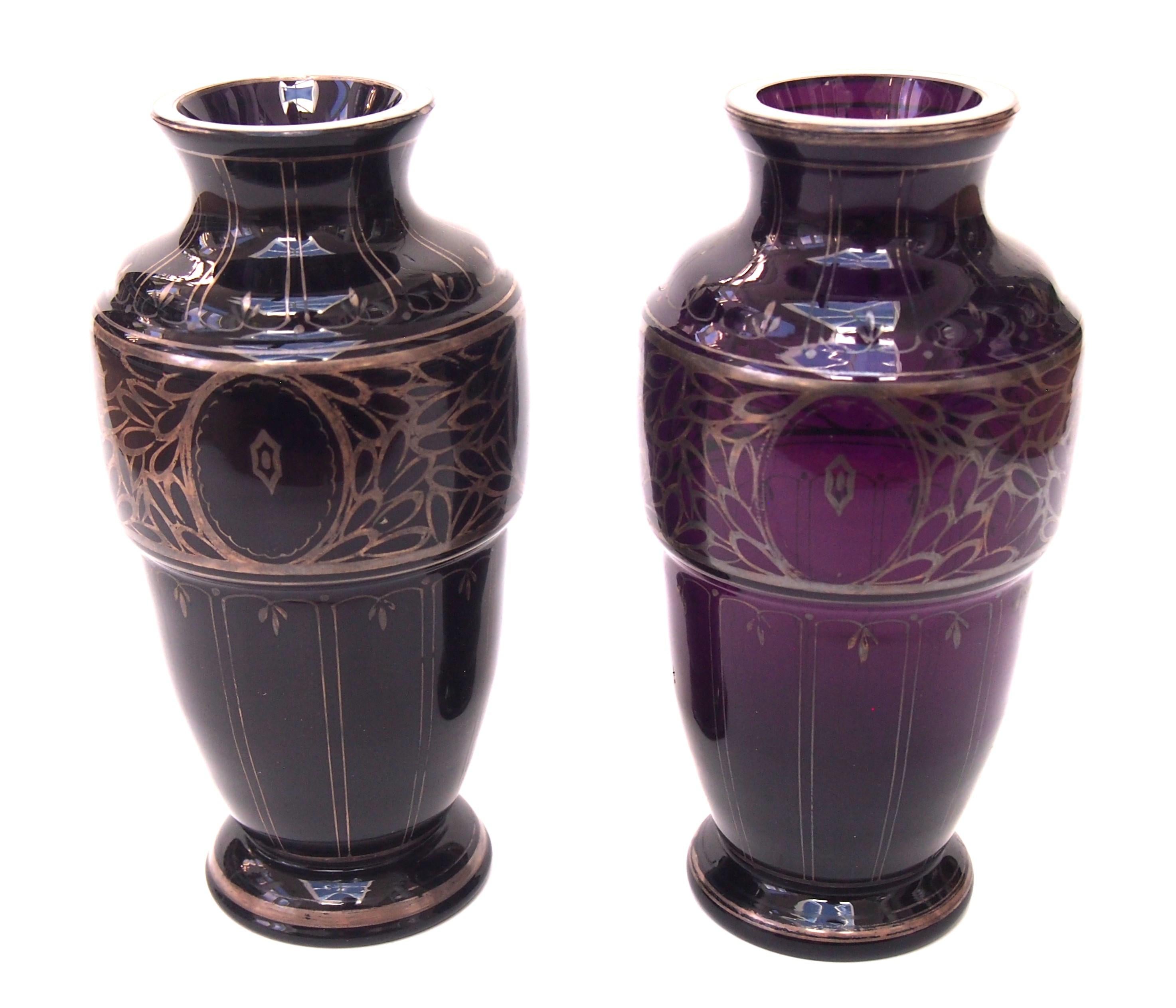 Paire de vases en verre pourpre Herman Eiselt Steinschönau avec incrustation d'argent, vers 1900 Bon état - En vente à Worcester Park, GB