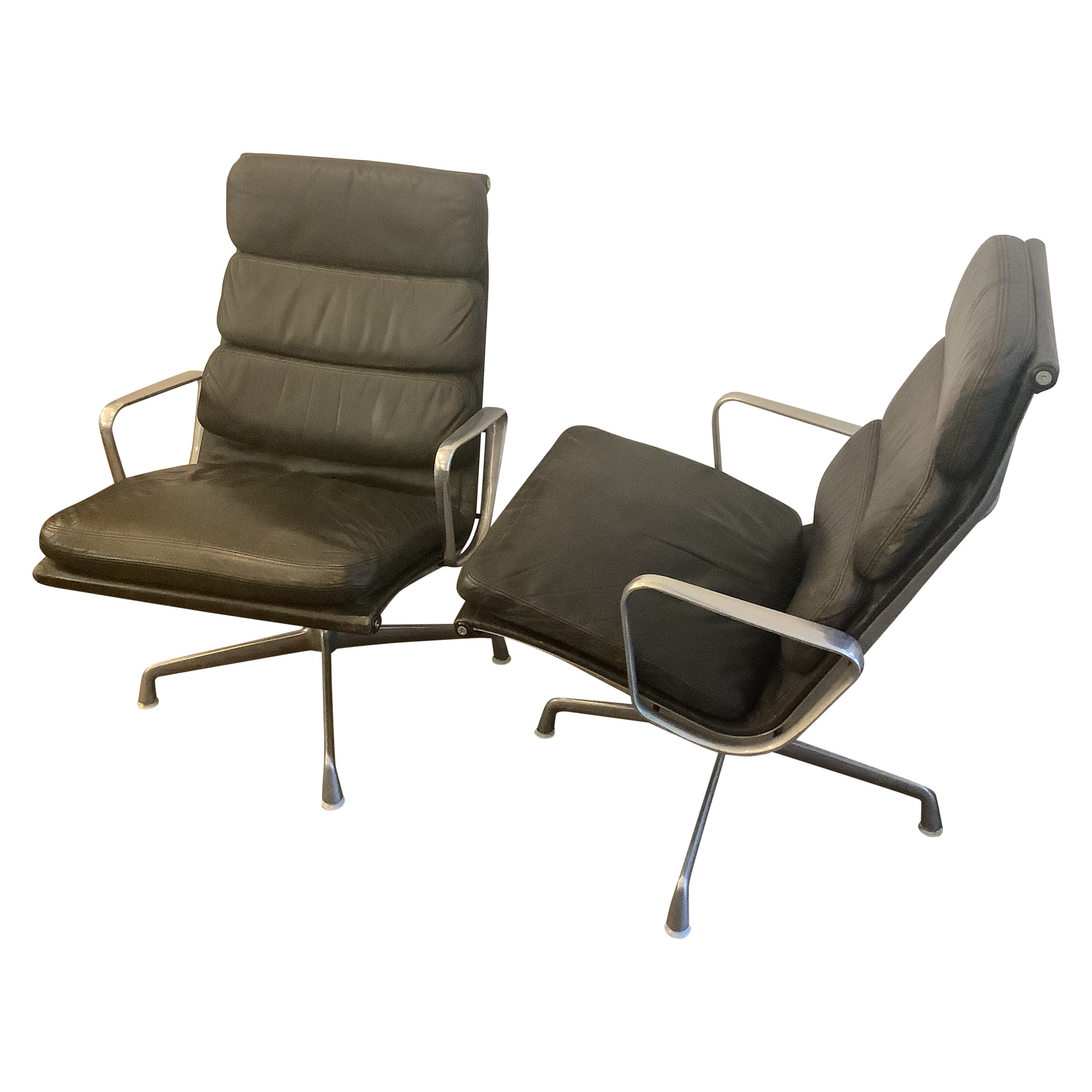 Una coppia di sedie da salotto del gruppo Herman Miller in alluminio