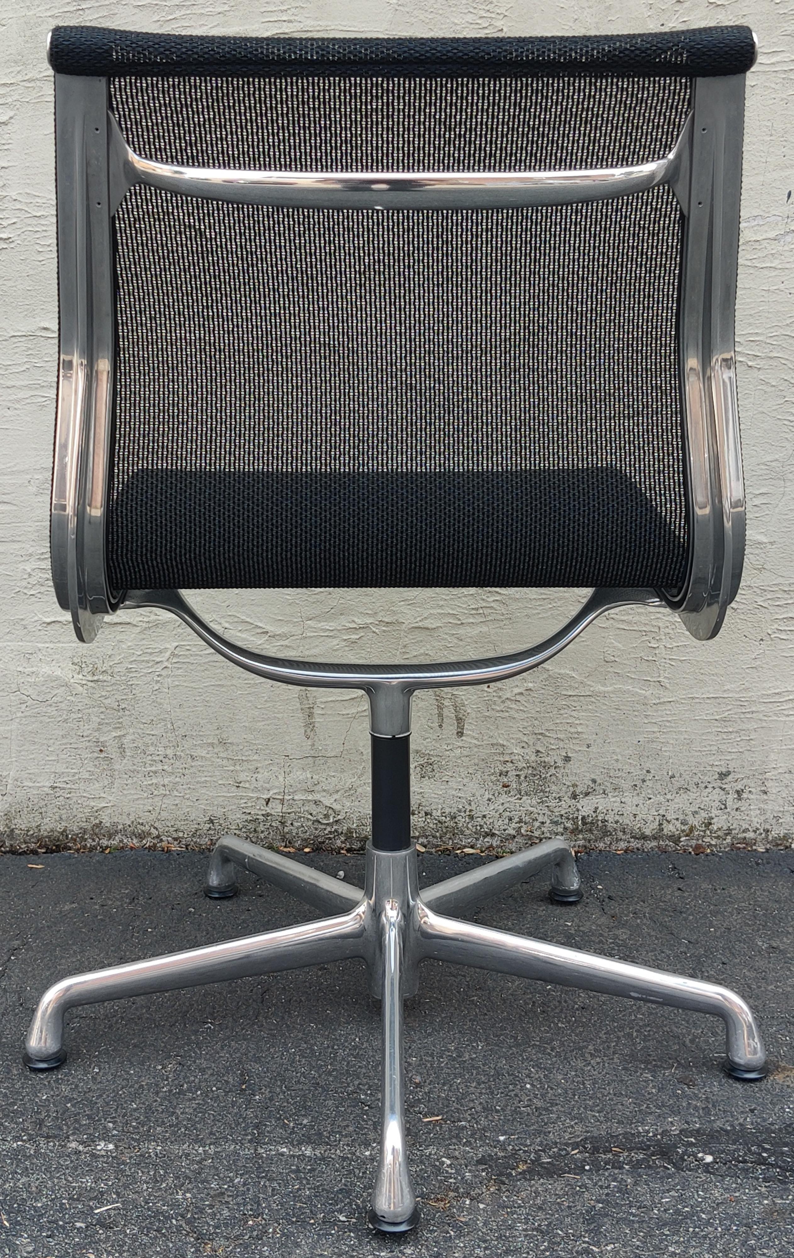 Pair of Herman Miller Eames Aluminum Group Management Side Chair Black Mesh In Good Condition In Philadelphia, PA