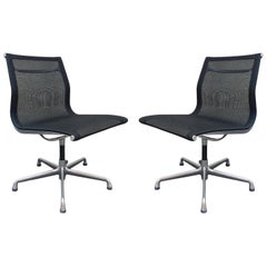 Pareja de Herman Miller Grupo Eames de aluminio Silla lateral de dirección Malla negra