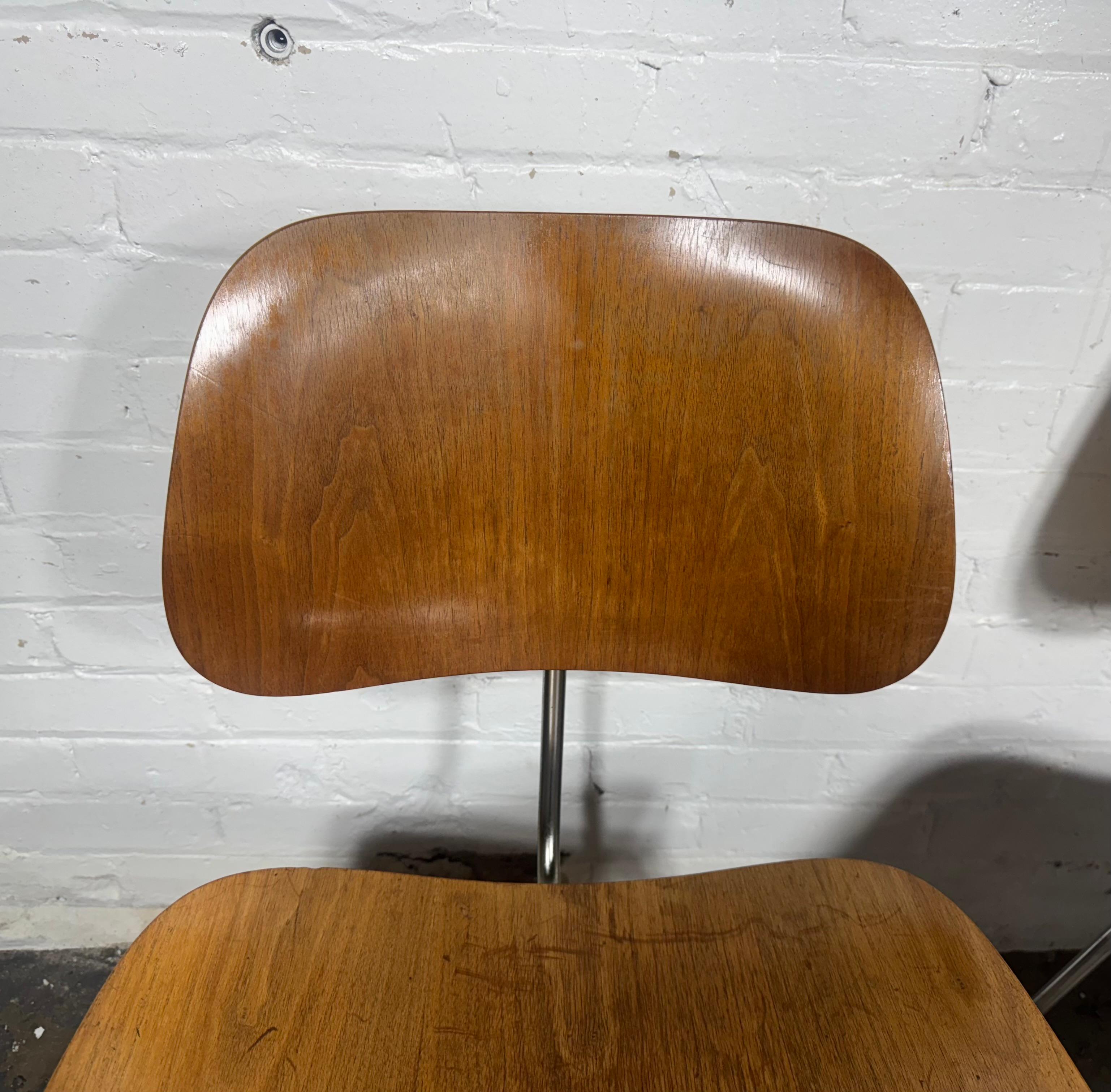 Pair of Herman Miller Eames DCM Molded Plywood / chrome Side Chair 1980s im Angebot 4