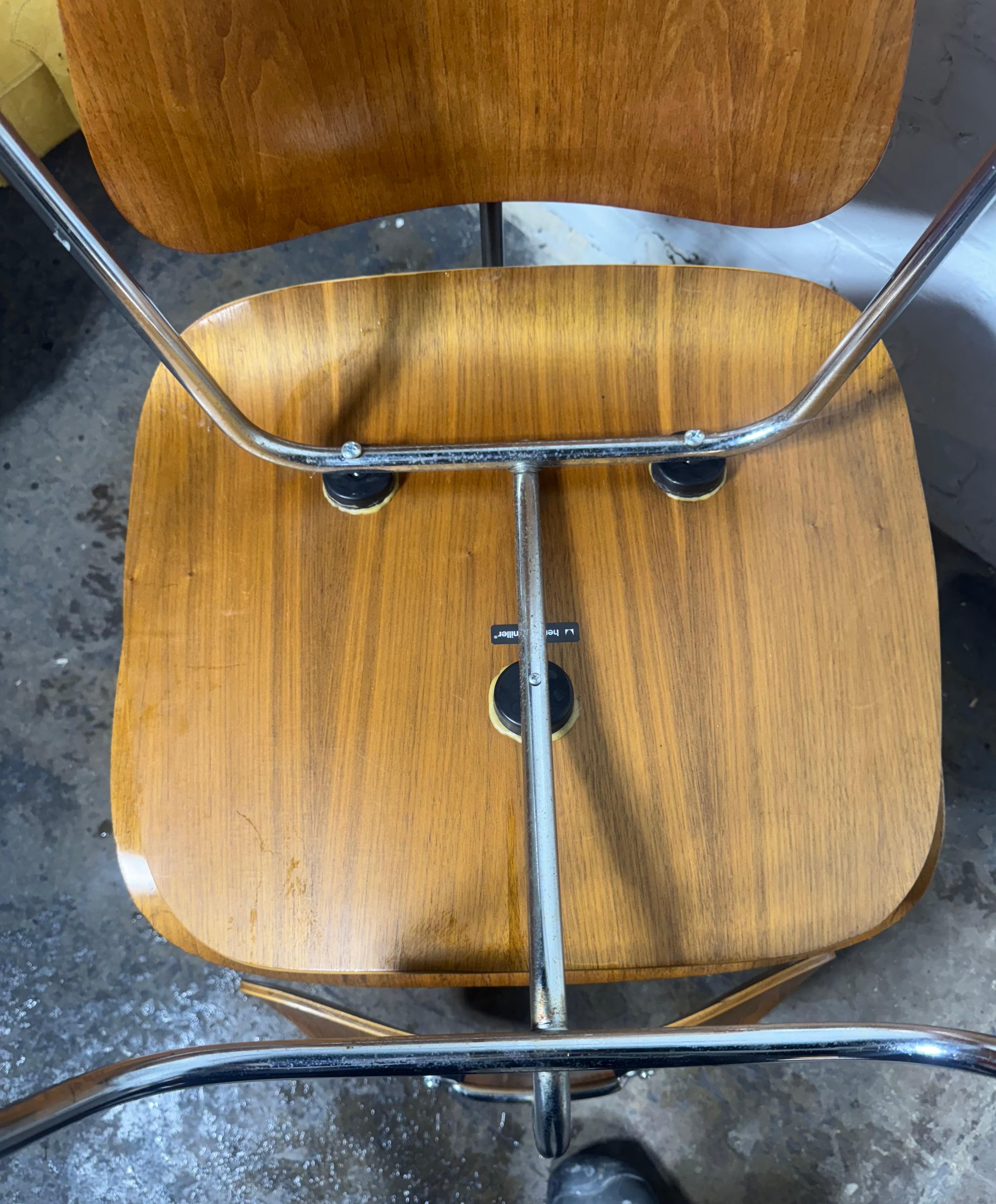 Pair of Herman Miller Eames DCM Molded Plywood / chrome Side Chair 1980s (Moderne der Mitte des Jahrhunderts) im Angebot