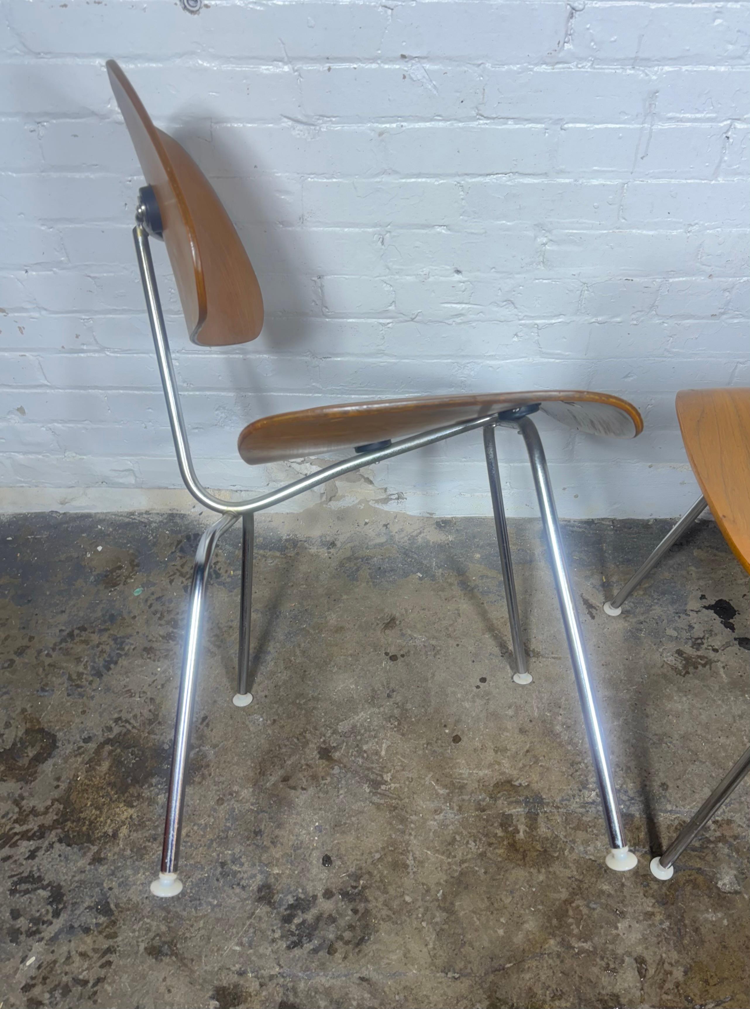 Pair of Herman Miller Eames DCM Molded Plywood / chrome Side Chair 1980s (amerikanisch) im Angebot