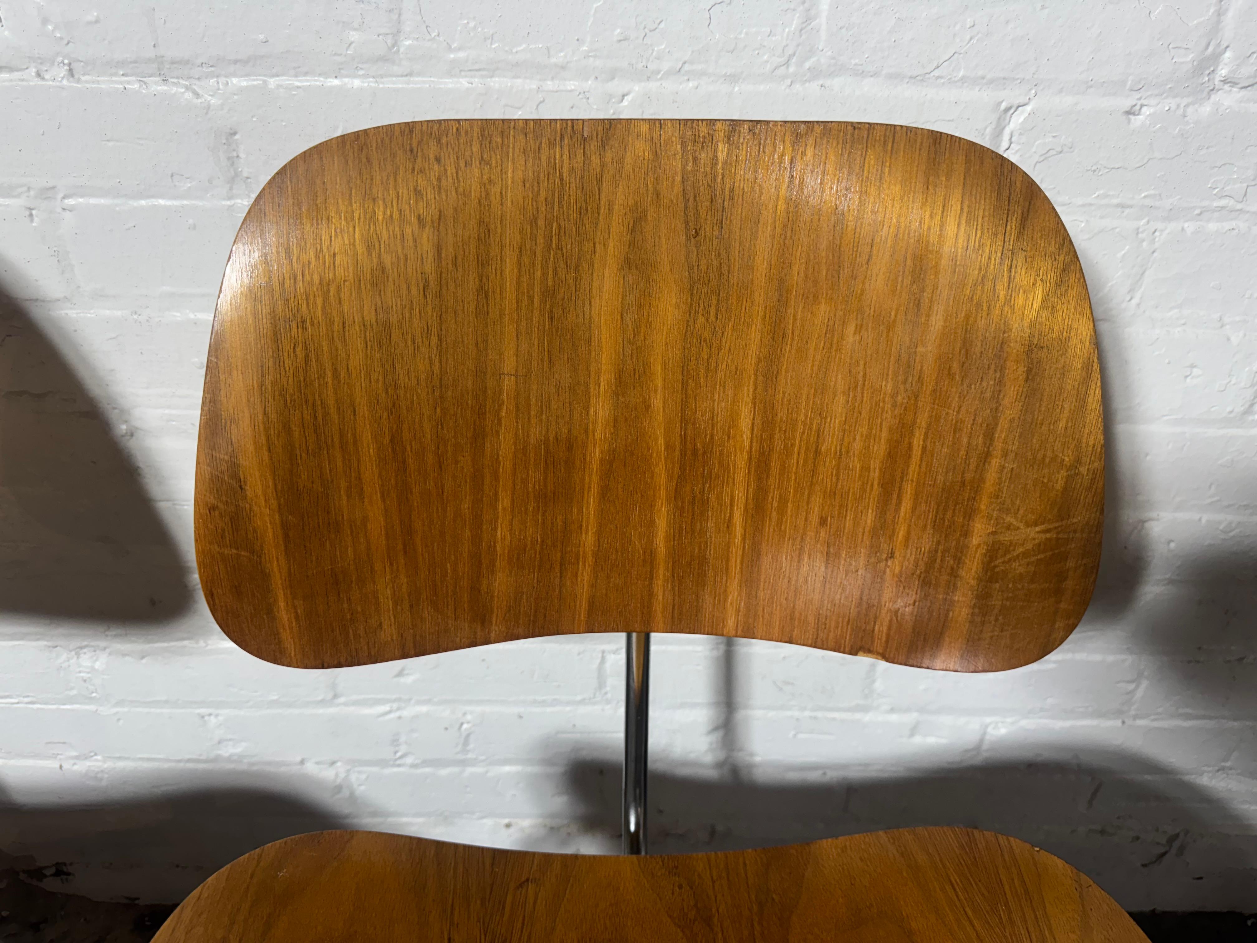 Pair of Herman Miller Eames DCM Molded Plywood / chrome Side Chair 1980s (Geformt) im Angebot