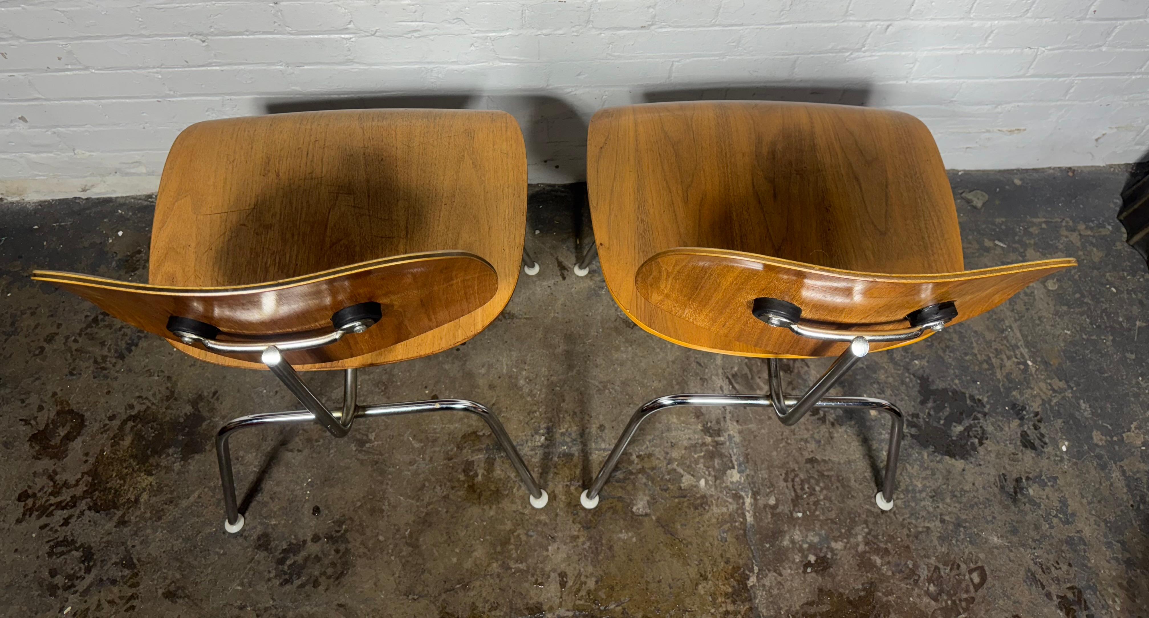 Pair of Herman Miller Eames DCM Molded Plywood / chrome Side Chair 1980s im Zustand „Gut“ im Angebot in Buffalo, NY