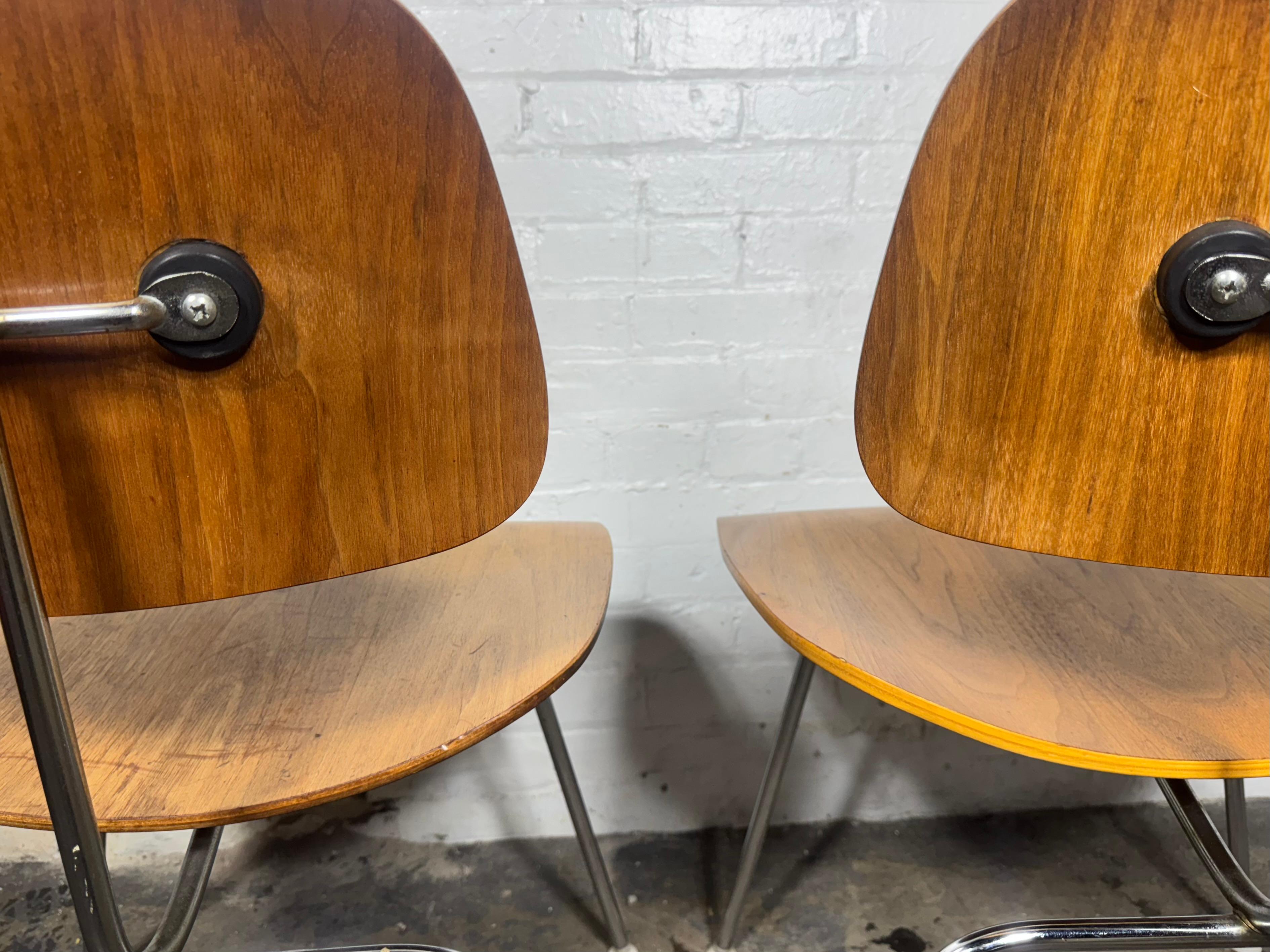 Pair of Herman Miller Eames DCM Molded Plywood / chrome Side Chair 1980s (Ende des 20. Jahrhunderts) im Angebot