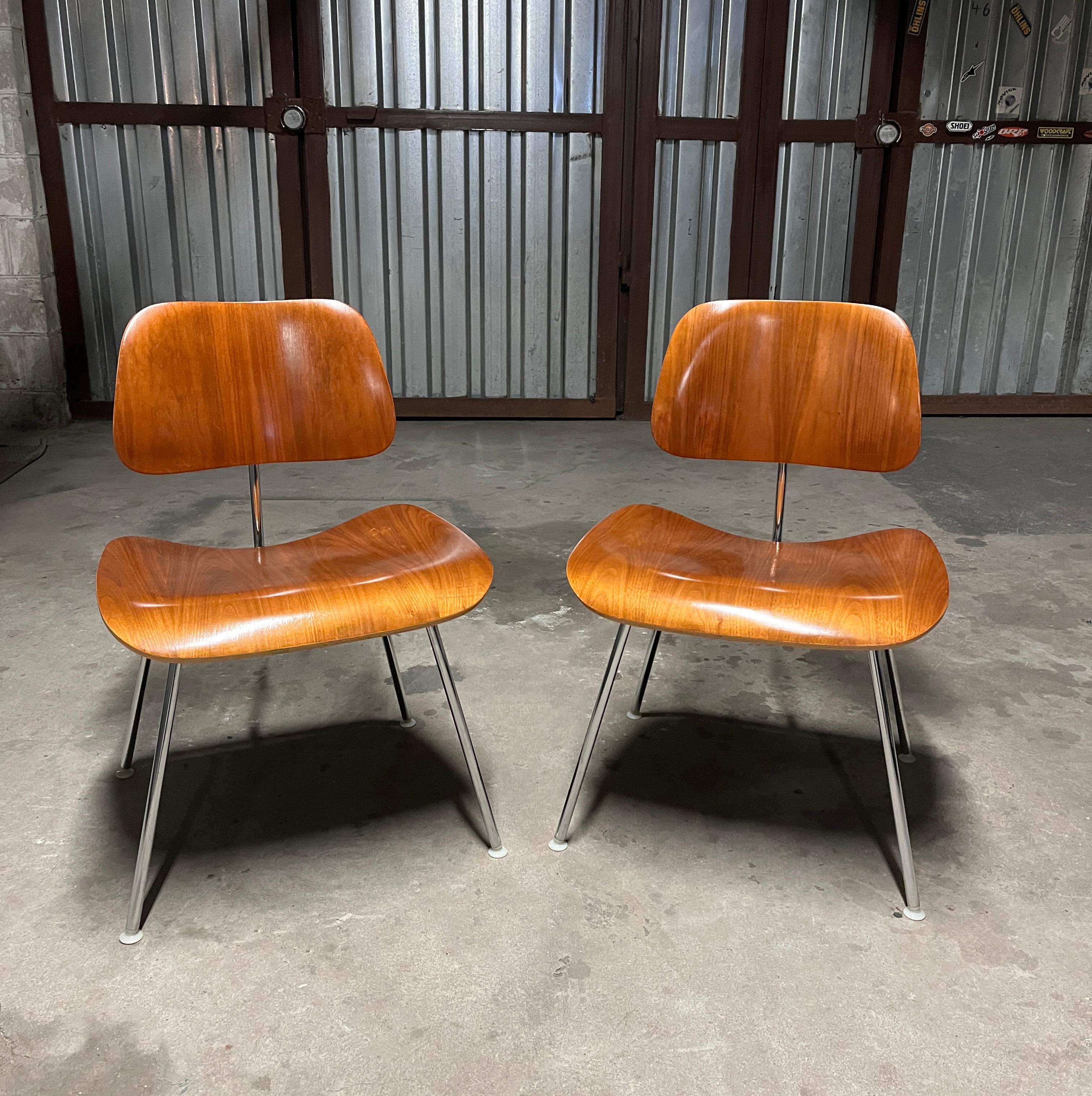 Un'iconica coppia di sedie Herman Miller Eames DCM in compensato stampato 1985-1999 (firmate). Il bellissimo design di queste sedie le rende incredibilmente riconoscibili e ricercate. Molto robusta e ben realizzata con sedute e schienali in