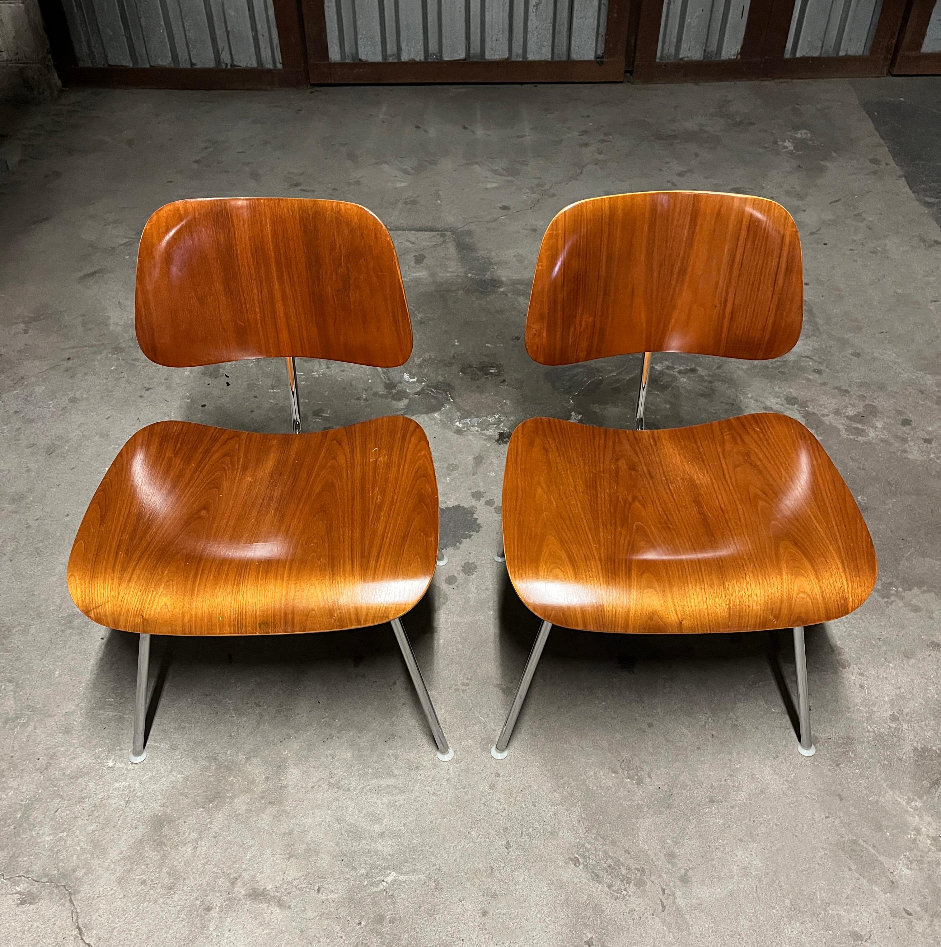 Mid-Century moderno Coppia di sedie Herman Miller Eames DCM in compensato modellato 1985-1999 (firmate) in vendita
