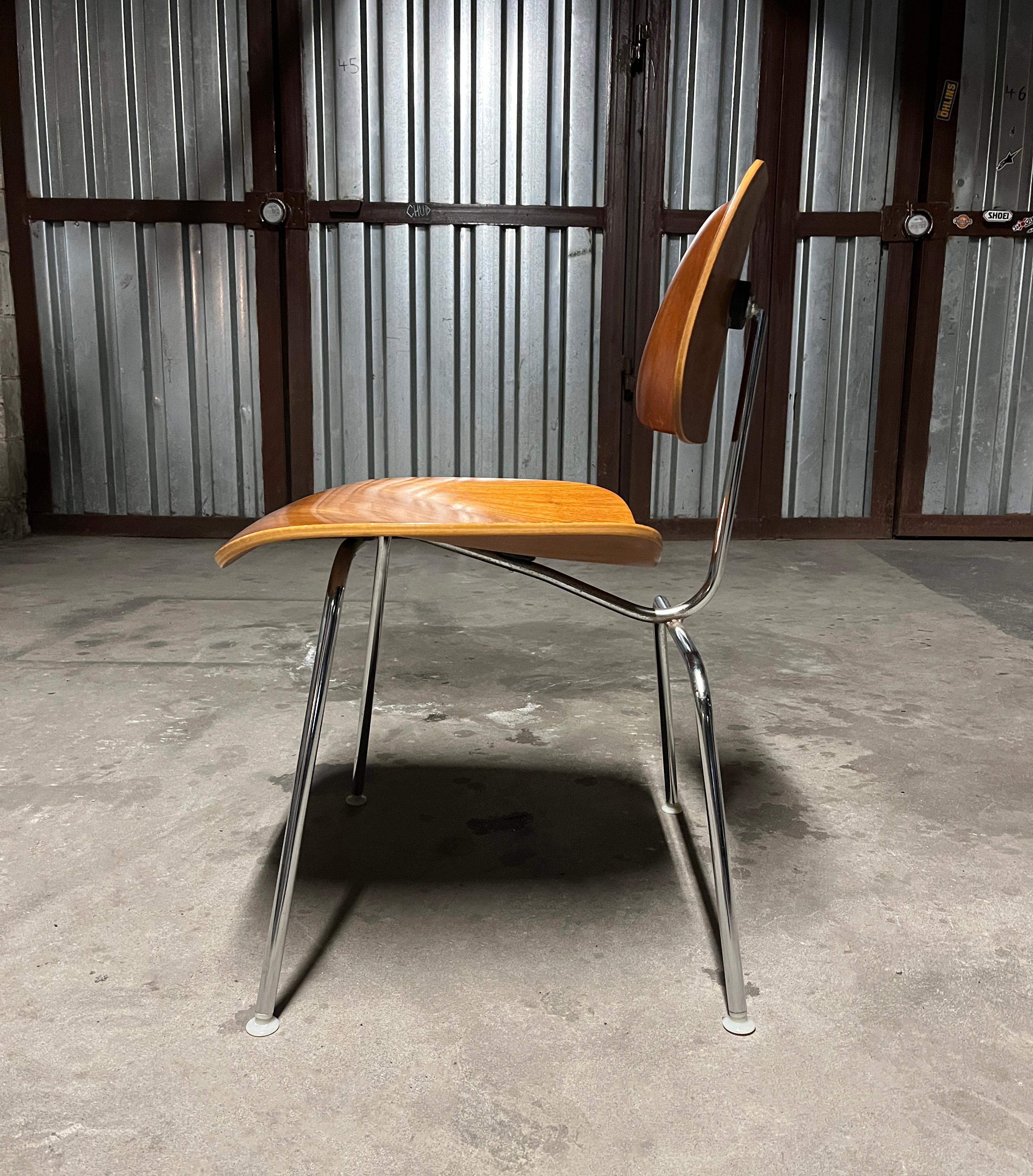 Americano Coppia di sedie Herman Miller Eames DCM in compensato modellato 1985-1999 (firmate) in vendita