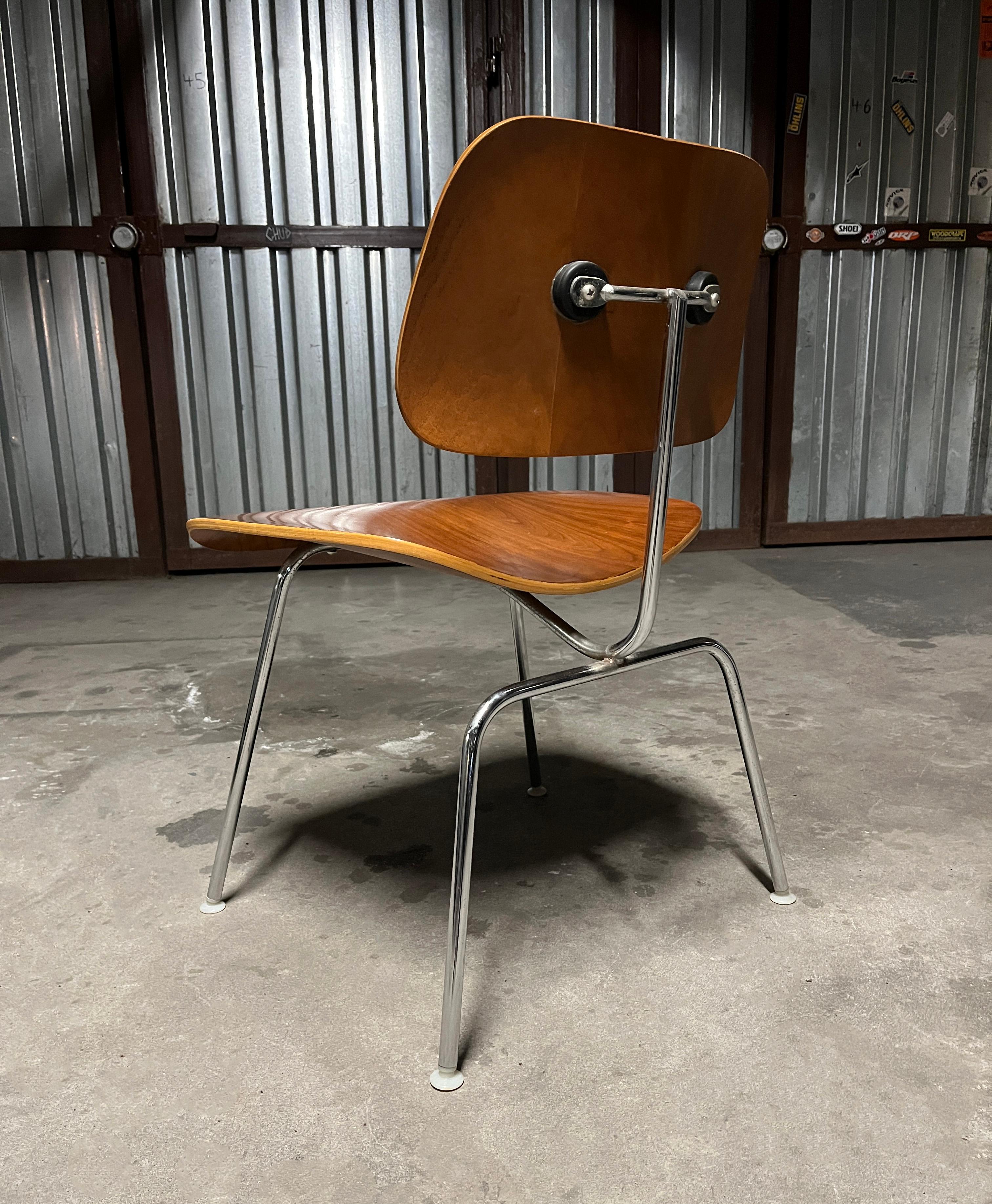 Fatto a mano Coppia di sedie Herman Miller Eames DCM in compensato modellato 1985-1999 (firmate) in vendita