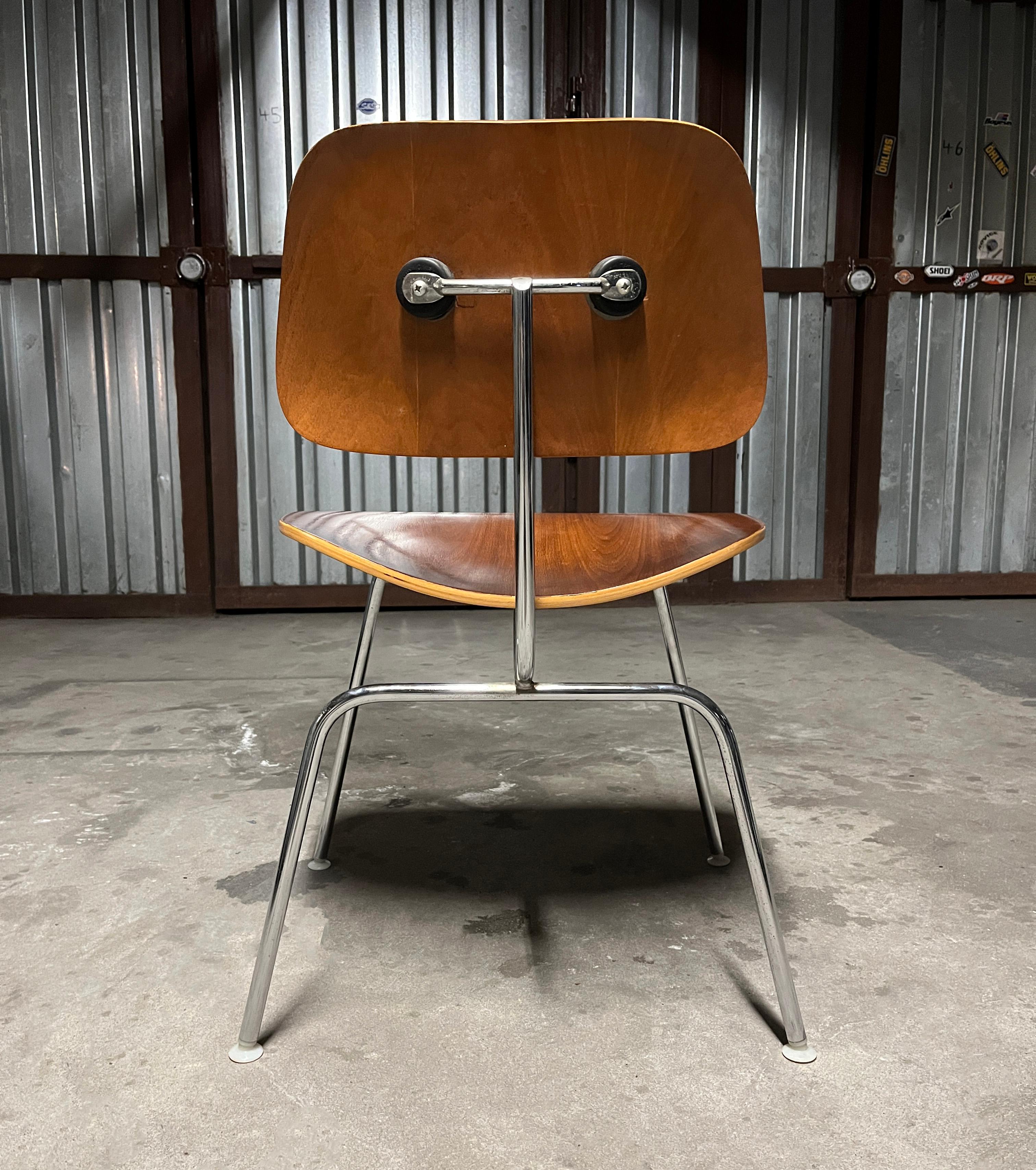 Coppia di sedie Herman Miller Eames DCM in compensato modellato 1985-1999 (firmate) In condizioni buone in vendita a Brooklyn, NY