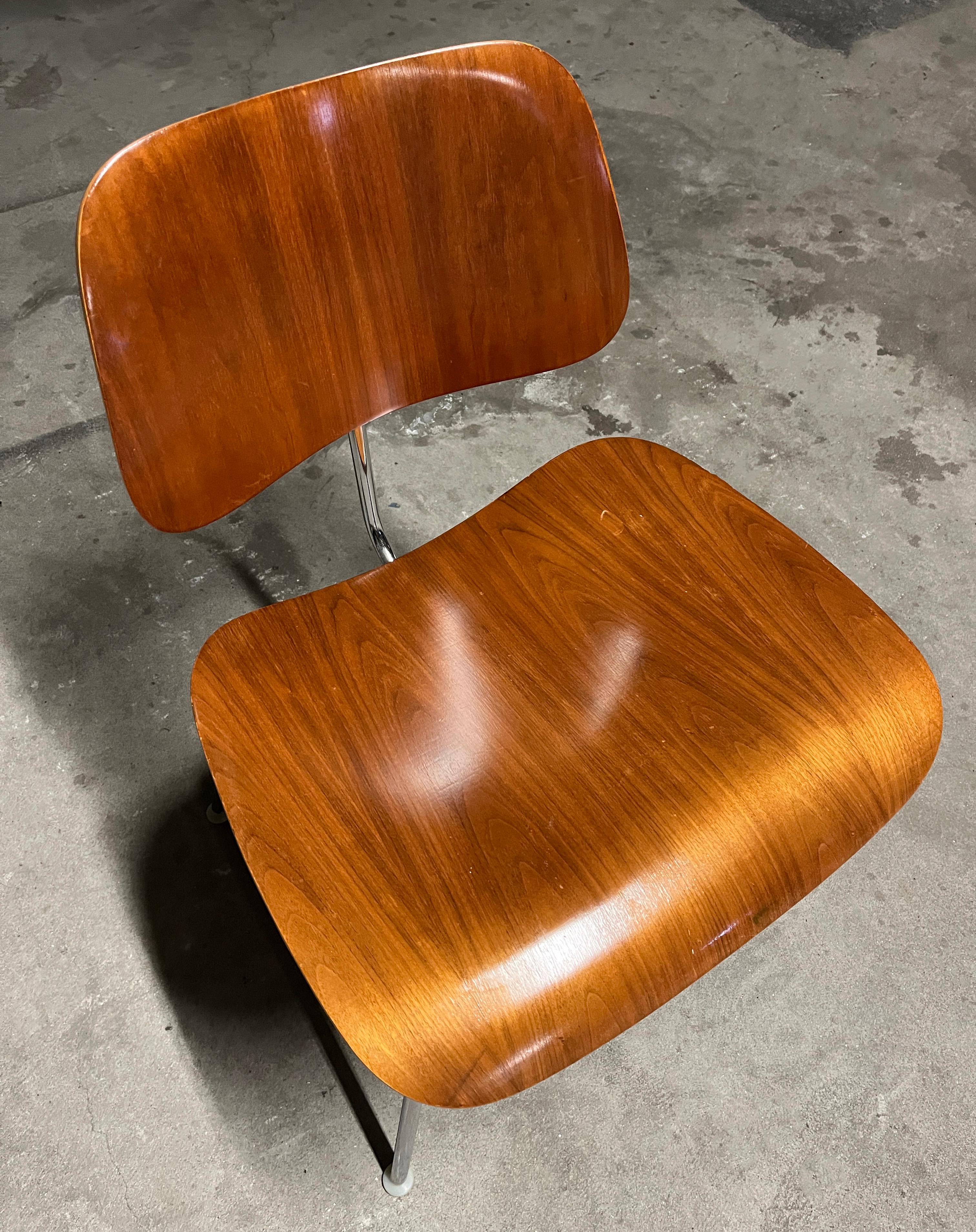Fine XX secolo Coppia di sedie Herman Miller Eames DCM in compensato modellato 1985-1999 (firmate) in vendita