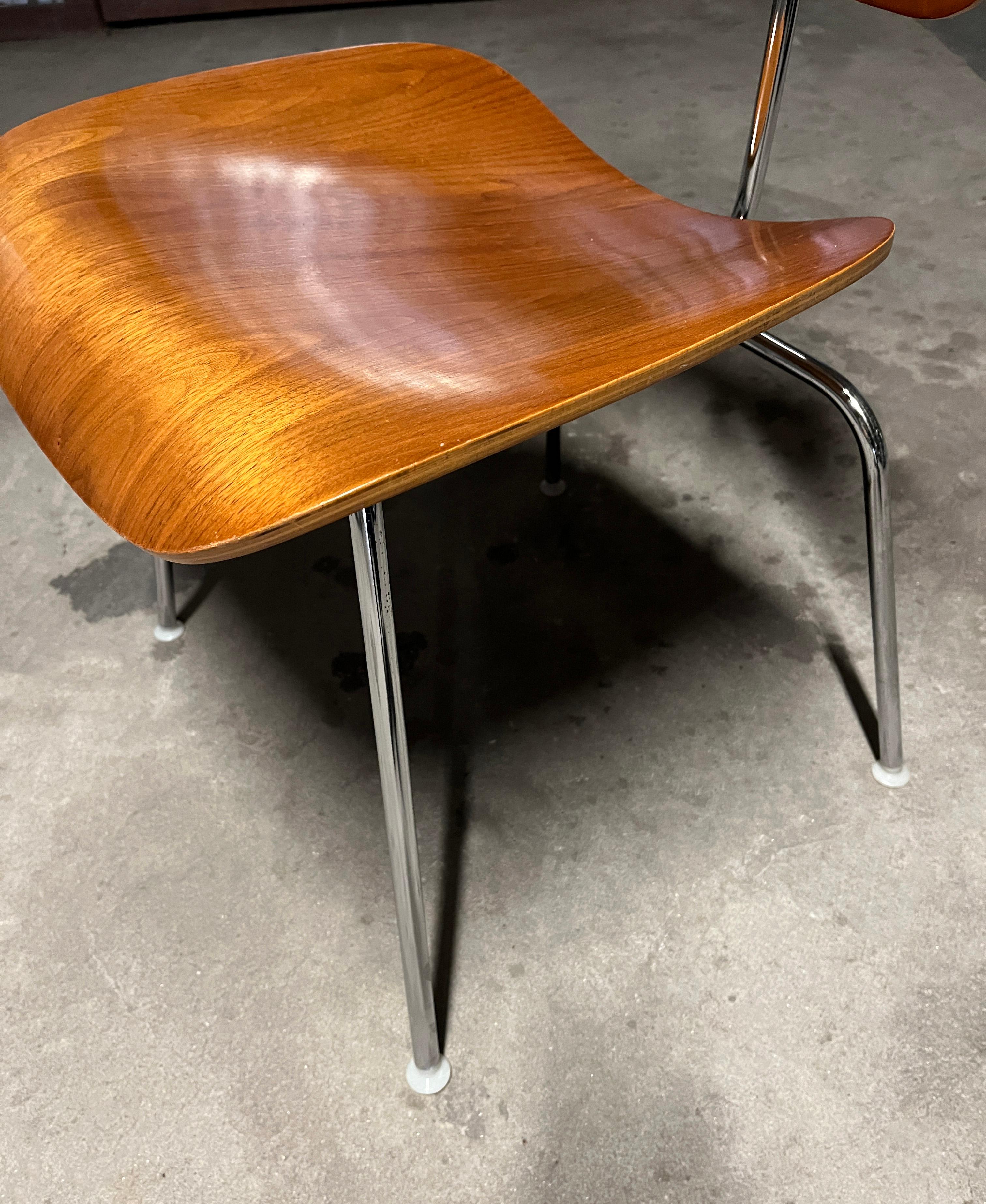 Metallo Coppia di sedie Herman Miller Eames DCM in compensato modellato 1985-1999 (firmate) in vendita