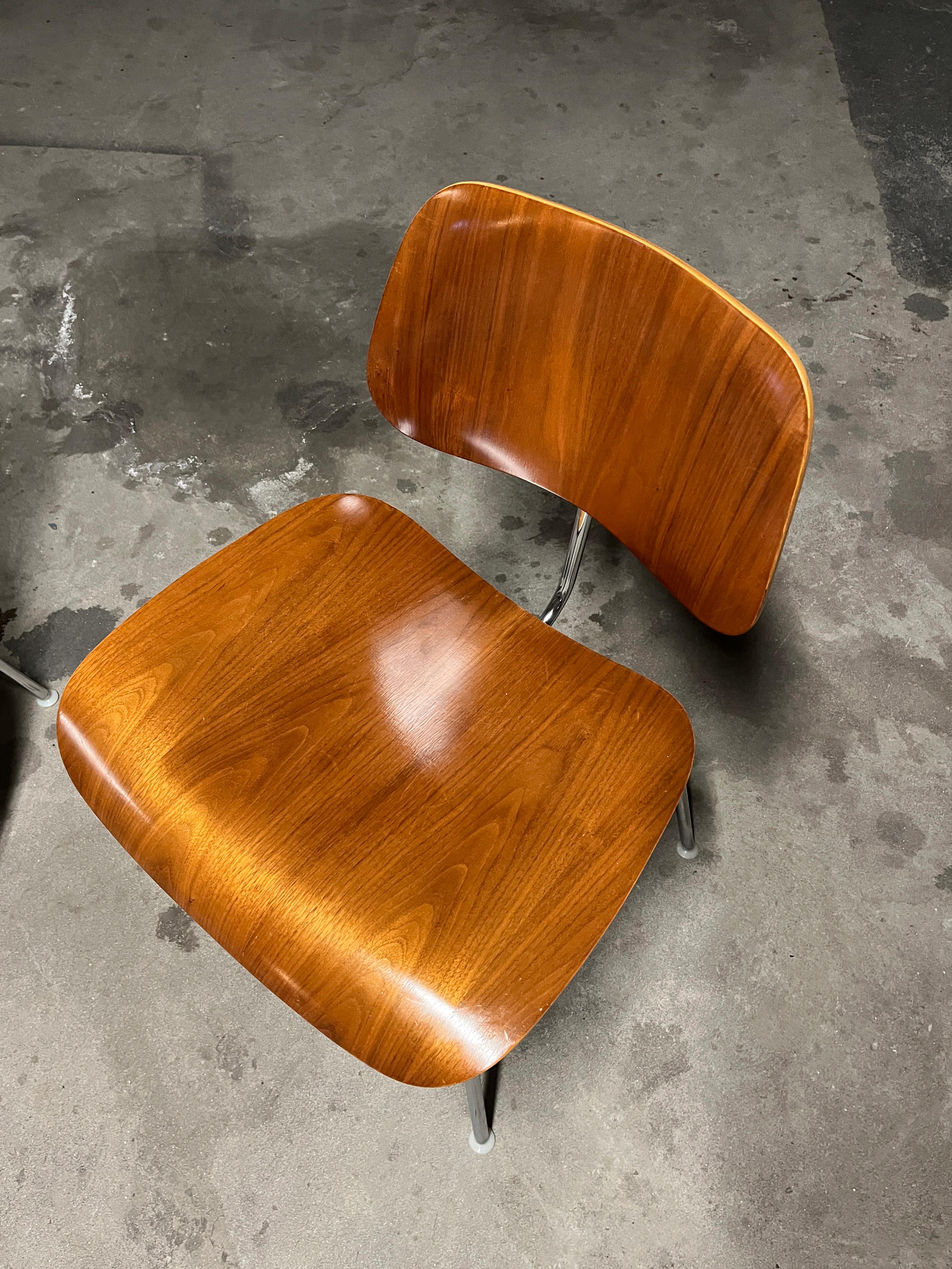 Coppia di sedie Herman Miller Eames DCM in compensato modellato 1985-1999 (firmate) in vendita 1