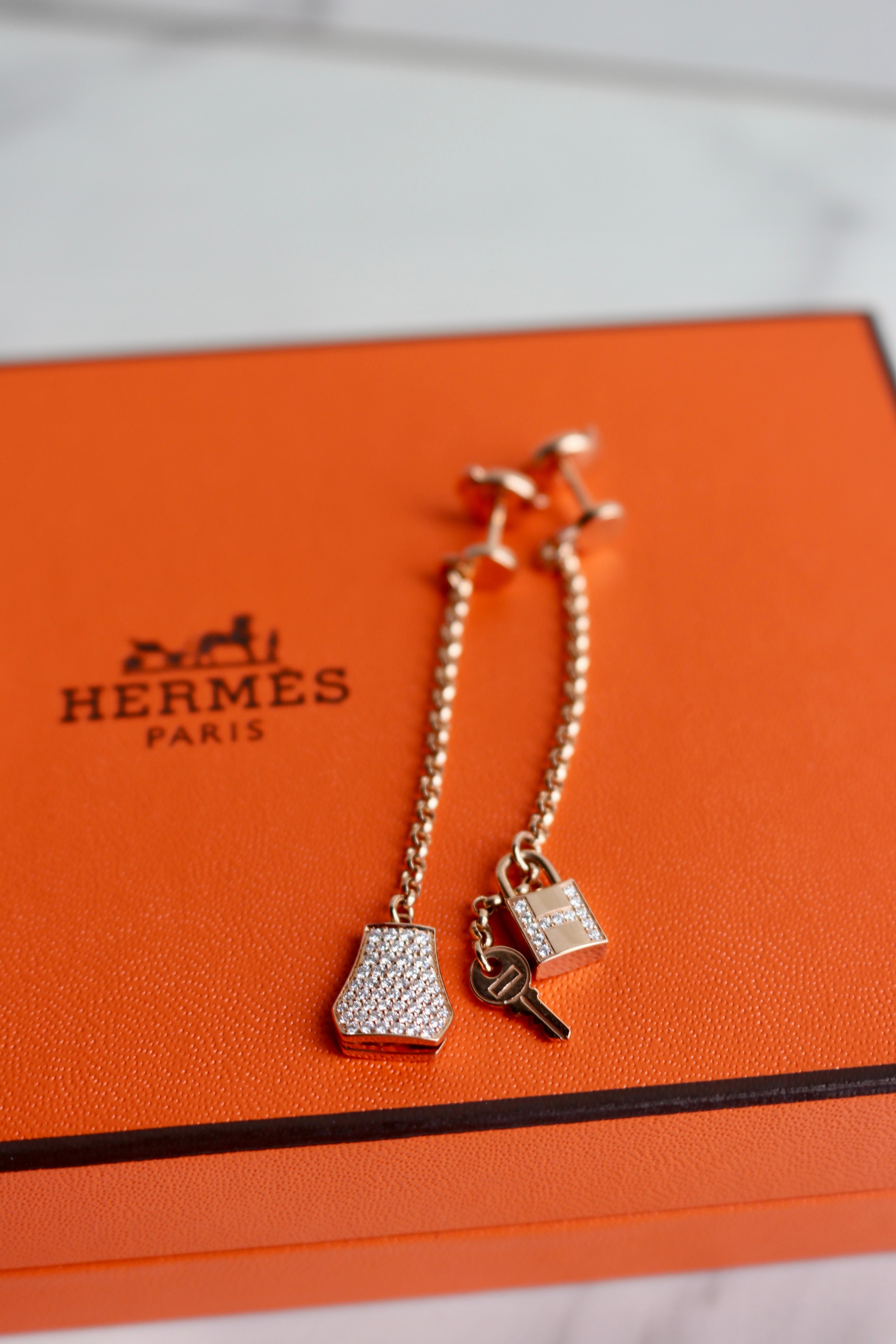 Paar französische Kelly Clochette-Ohrringe von Hermes, 18 Karat Roségold mit Diamanten für Damen oder Herren