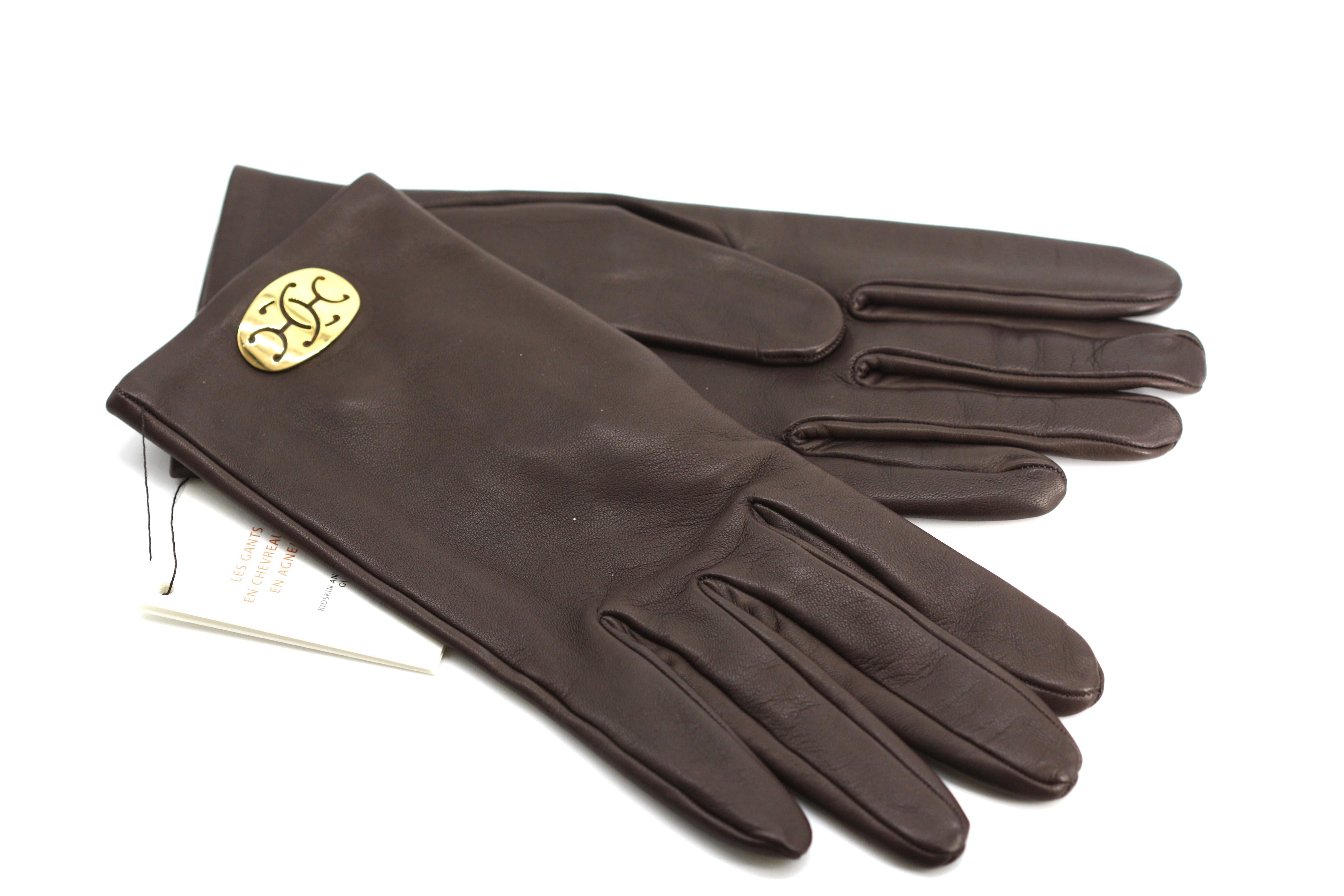 Pair of Hermès Ladies Les Gants en Chevreau et Agneau, (kid and lamb gloves)
Chocolate brown leather with gold toned metal clasp, size 8.5, with Hermes tag and box, never worn.
Condition Report
Excellent condition.