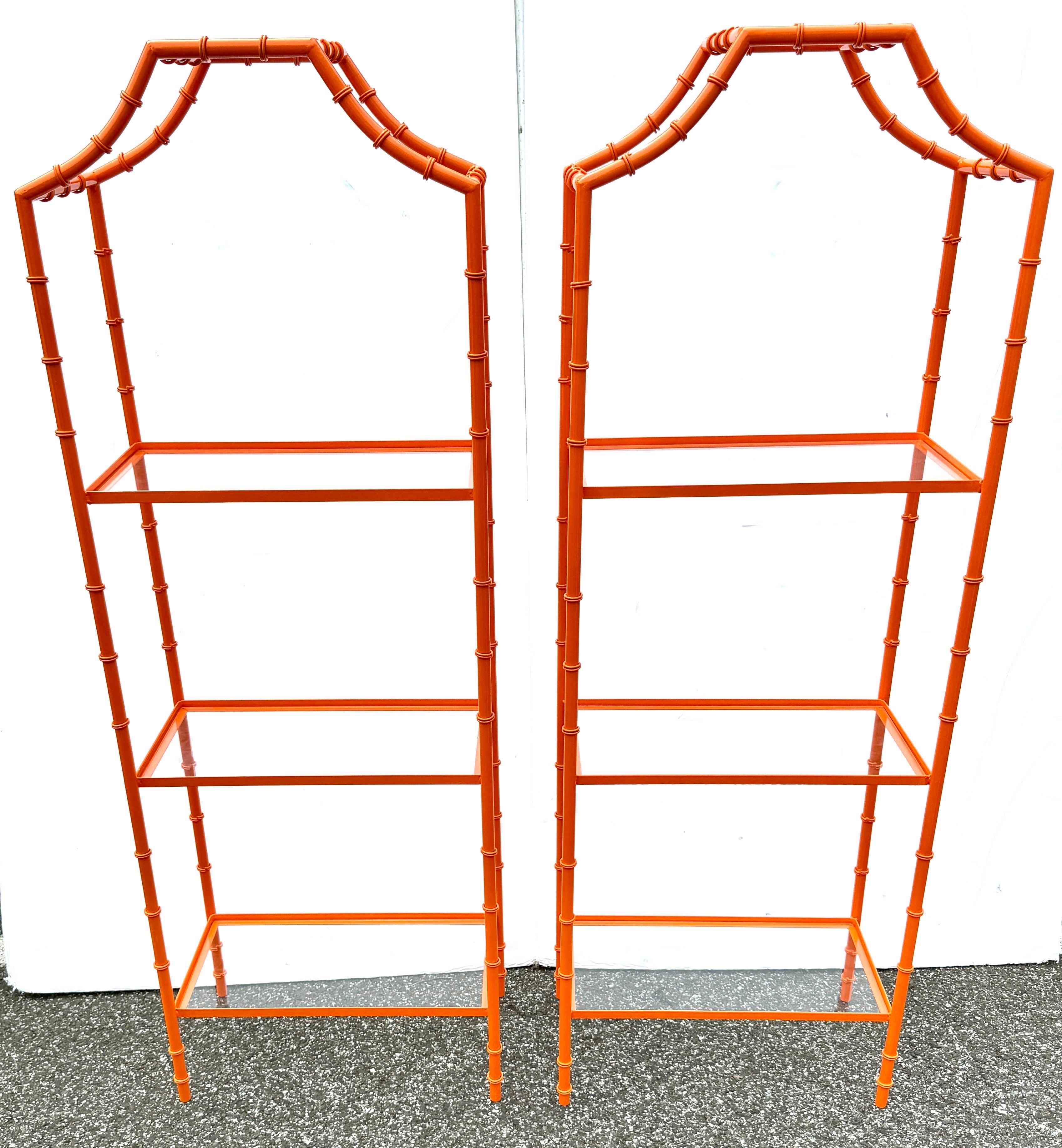 Paar Hermes Orange Faux Bambus Etagere Regale, Mid-Century Modern (Moderne der Mitte des Jahrhunderts) im Angebot