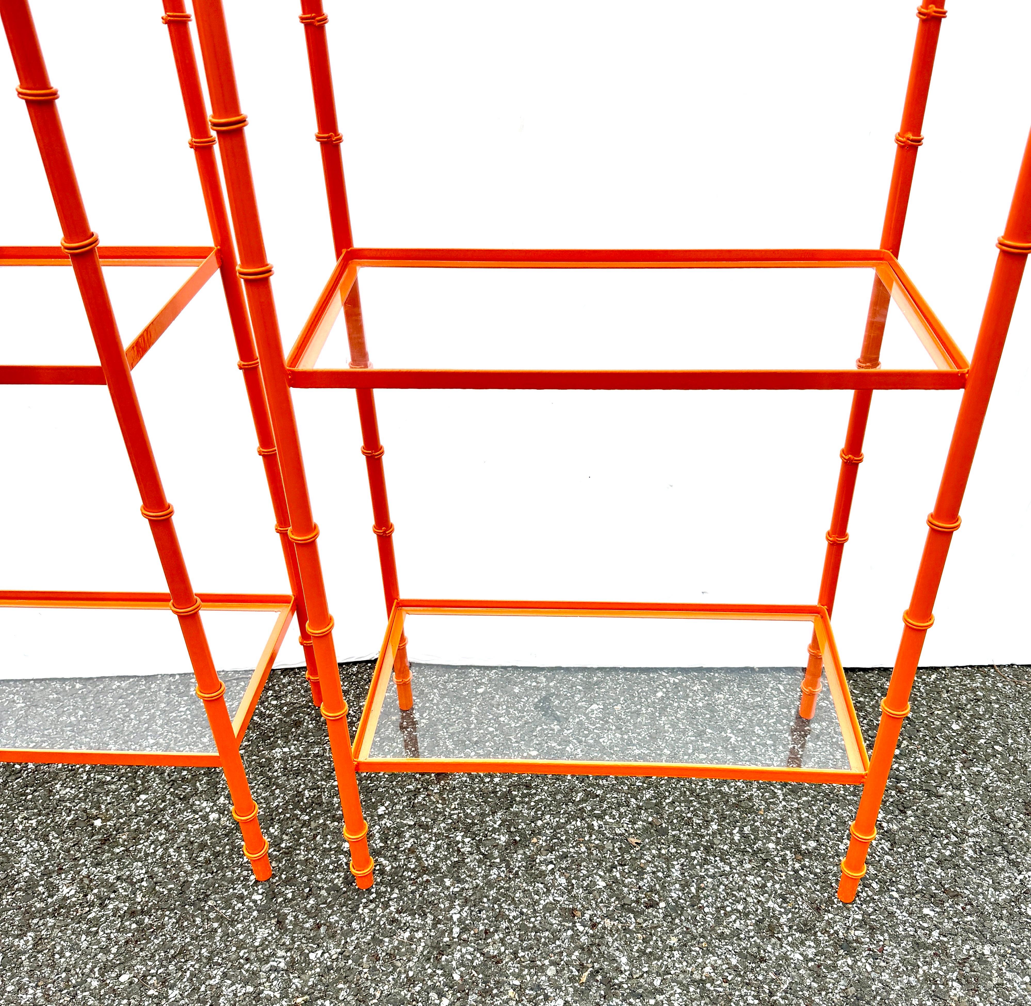 Paar Hermes Orange Faux Bambus Etagere Regale, Mid-Century Modern (Metall) im Angebot