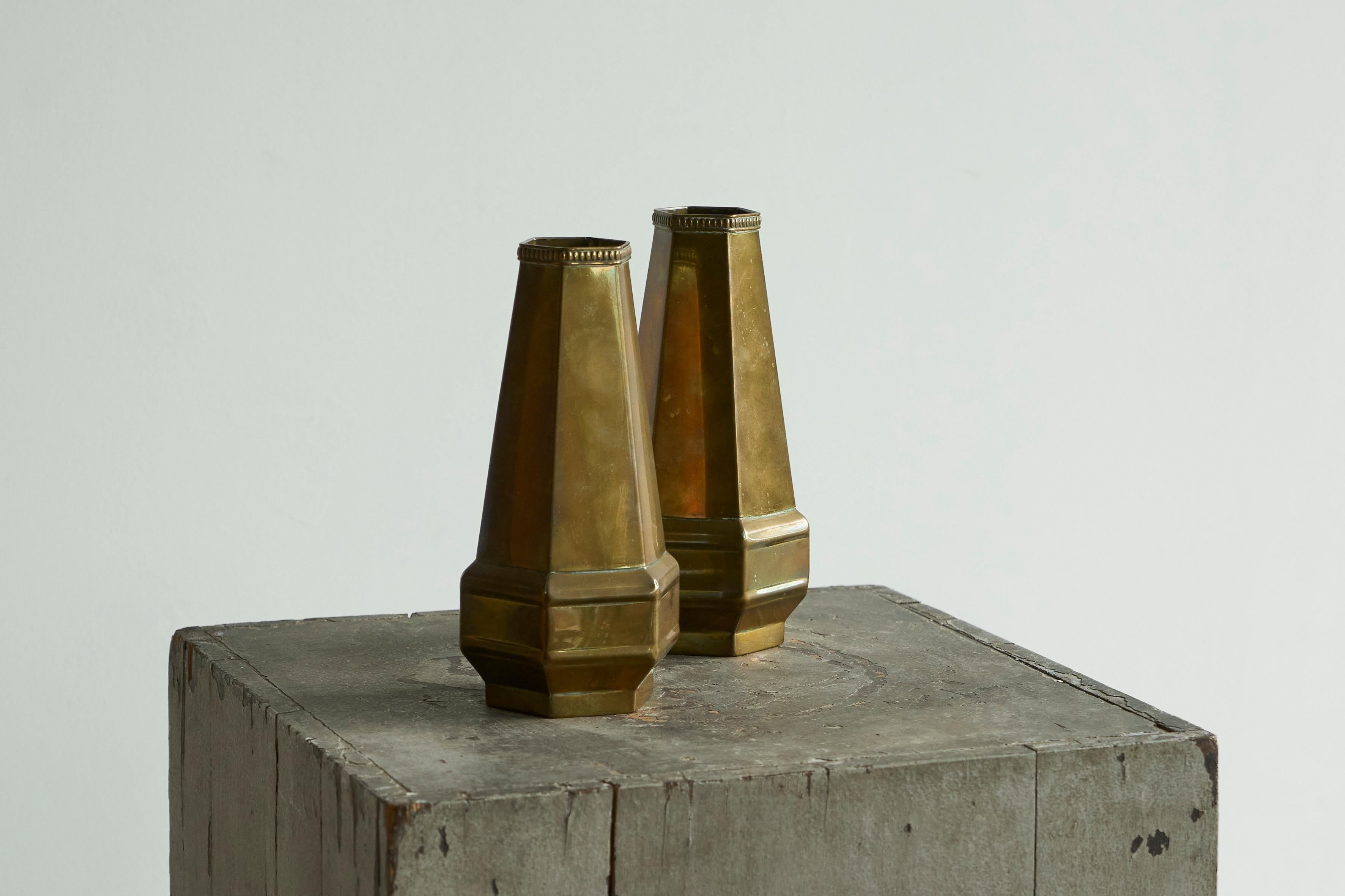 Coppia di vasi esagonali Art Déco in ottone patinato 1930.

Splendida e distinta coppia di vasi art déco in ottone patinato. Grande forma esagonale e bellissimo aspetto art déco - ottimi dettagli sui bordi superiori. Funzionano magicamente in