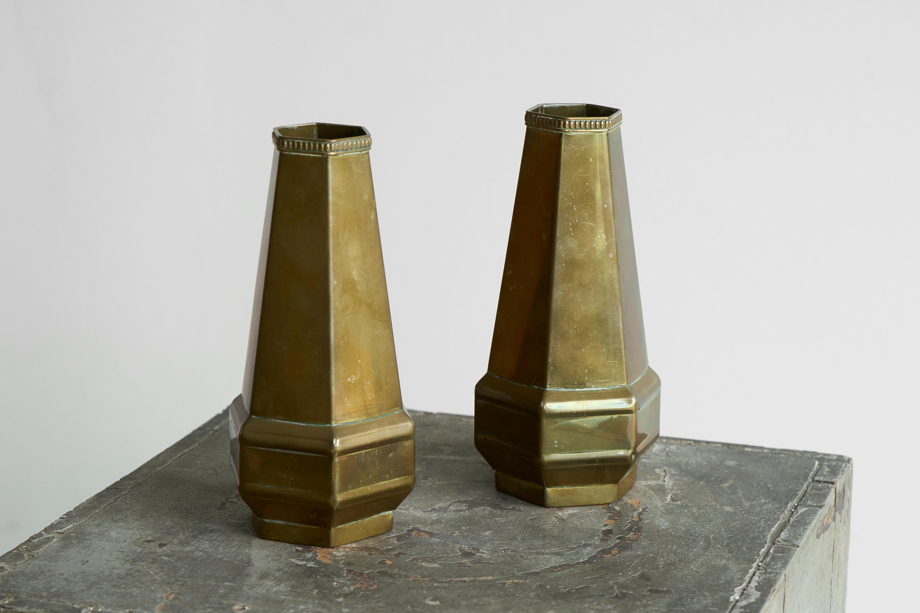 Coppia di vasi esagonali Art Déco in ottone patinato 1930 In condizioni buone in vendita a Meer, VAN