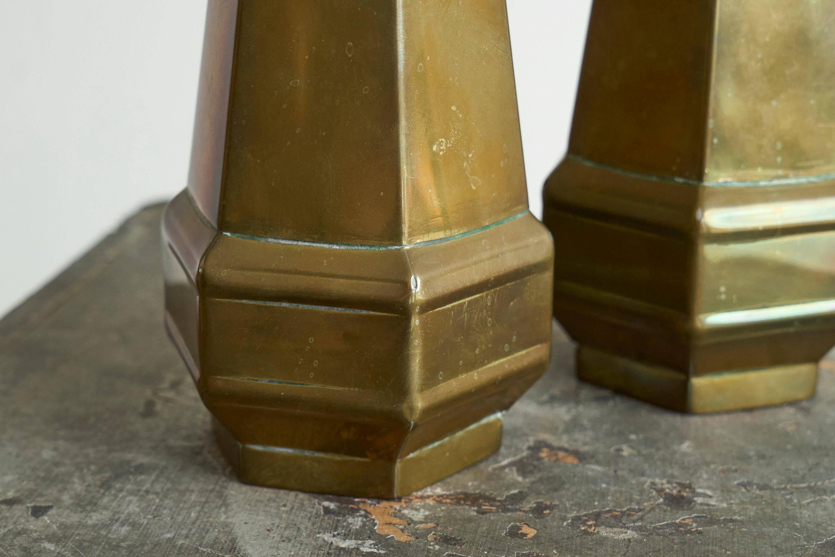 XX secolo Coppia di vasi esagonali Art Déco in ottone patinato 1930 in vendita