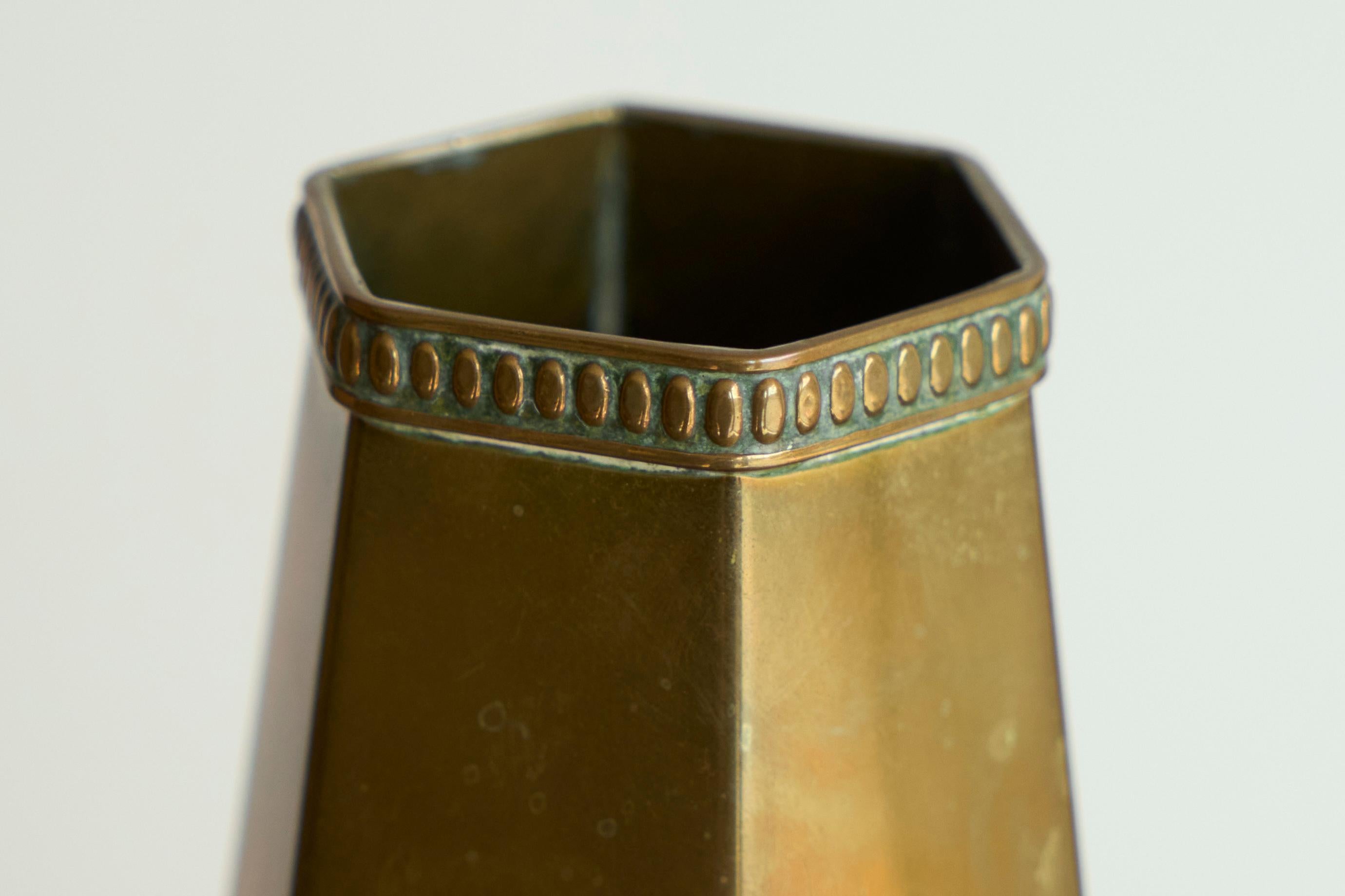 Ottone Coppia di vasi esagonali Art Déco in ottone patinato 1930 in vendita
