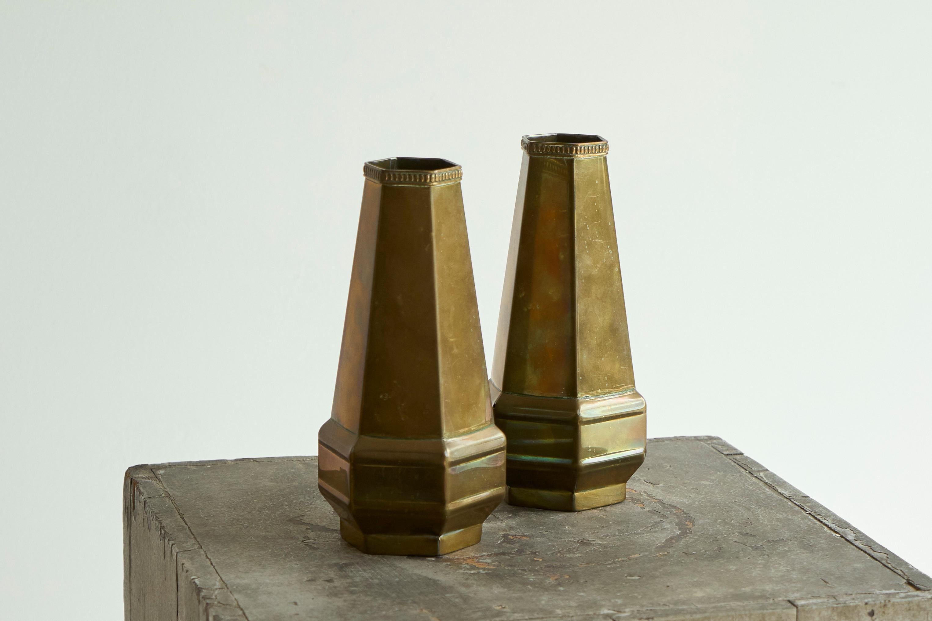 Coppia di vasi esagonali Art Déco in ottone patinato 1930 in vendita 1