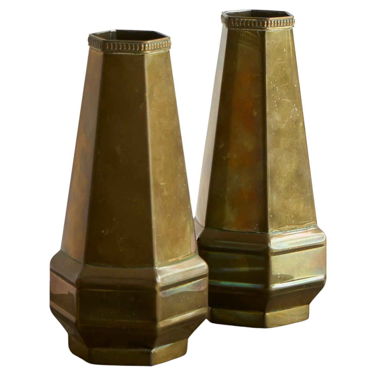 Coppia di vasi esagonali Art Déco in ottone patinato 1930 in vendita