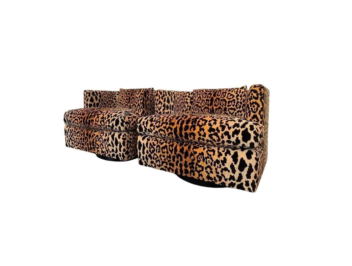 Paar sechseckige Stühle mit Fassrücken in Leopard (amerikanisch) im Angebot
