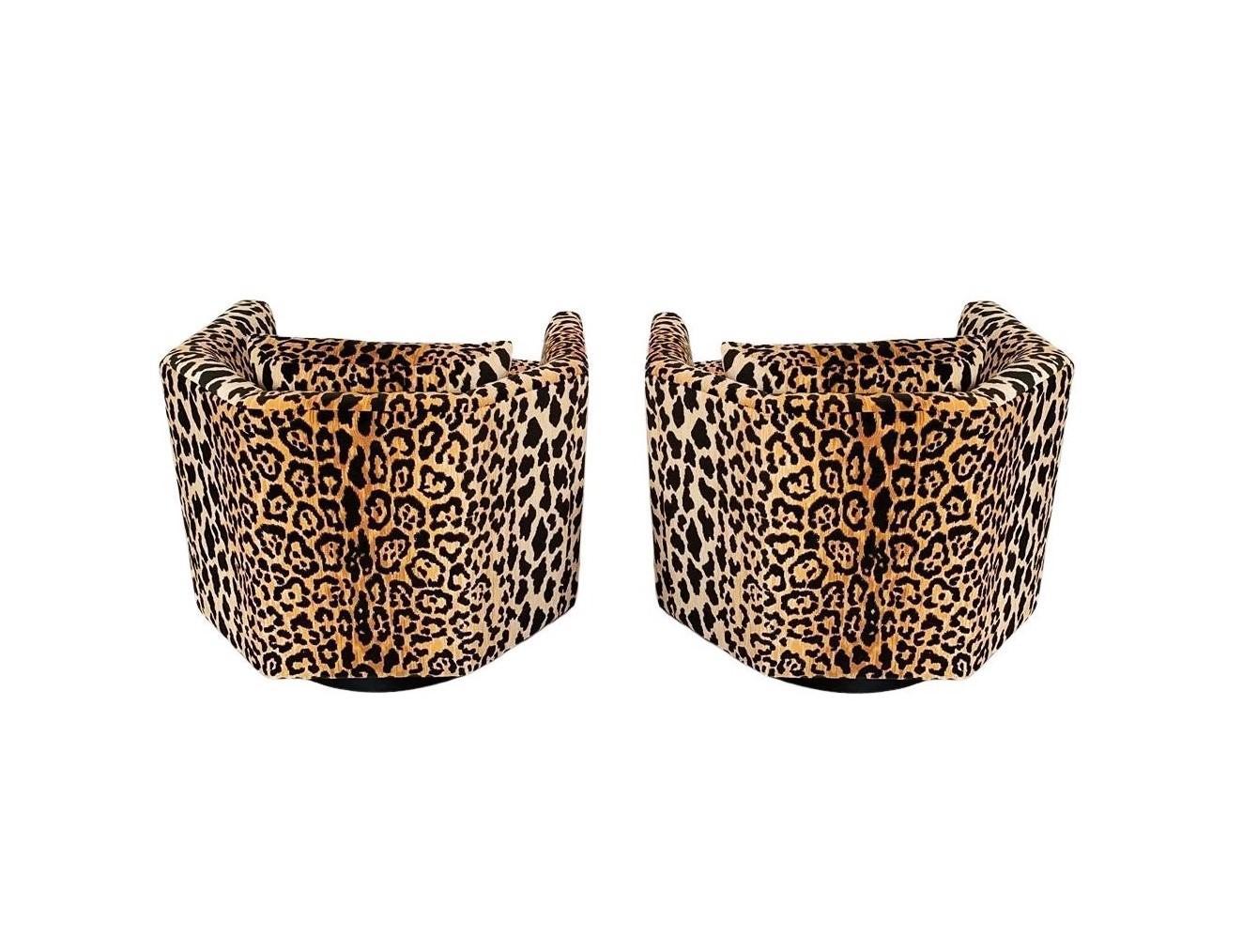 Paar sechseckige Stühle mit Fassrücken in Leopard (Polster) im Angebot