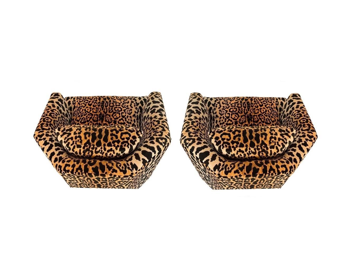 Paar sechseckige Stühle mit Fassrücken in Leopard im Angebot 1