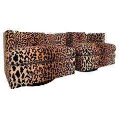 Coppia di sedie con schienale a botte esagonale in leopardo