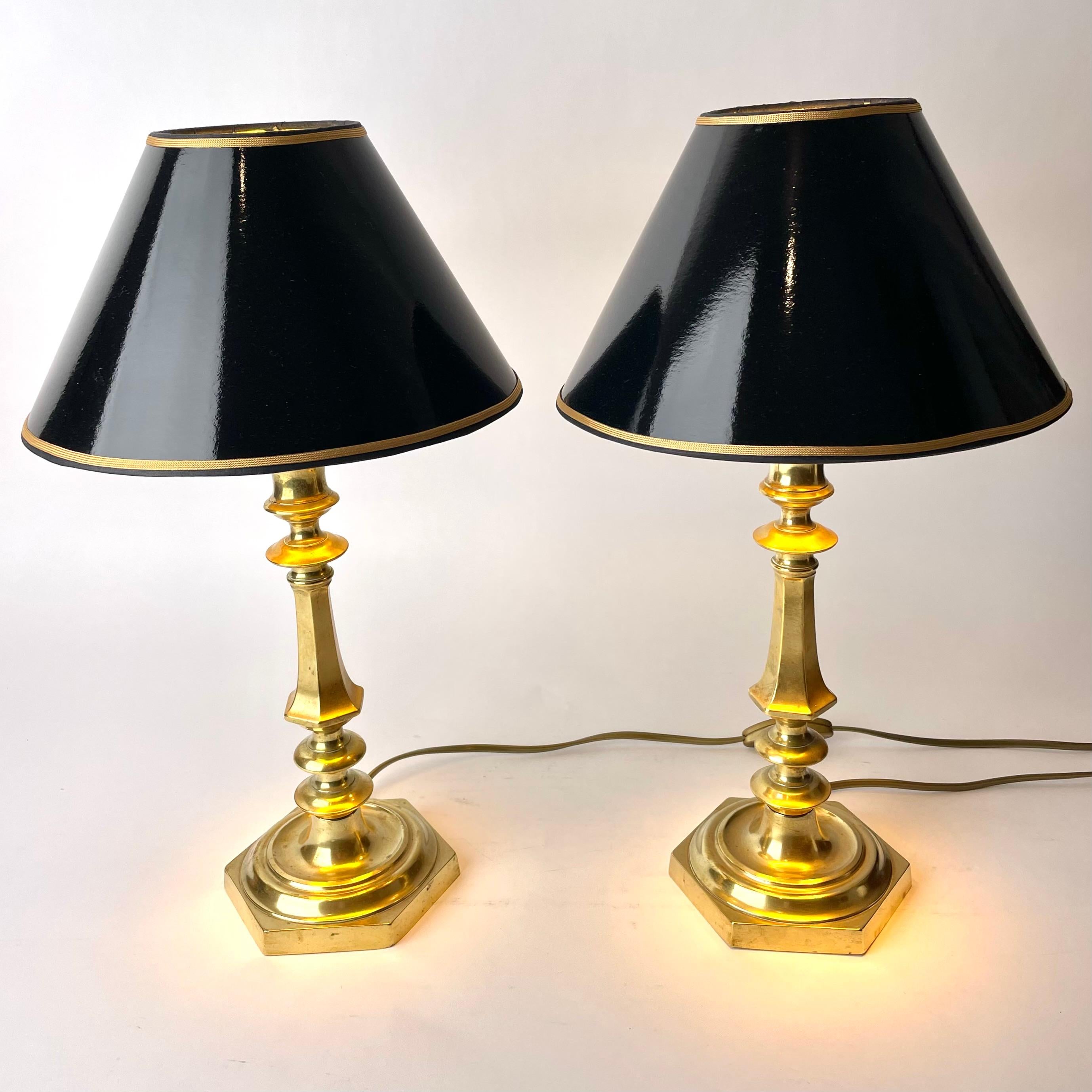 Elegante paire de lampes de table hexagonales en bronze du milieu du 19e siècle. Il s'agissait à l'origine d'une paire de chandeliers transformés en lampes de table au début du 20e siècle.

Électricité refaite à neuf 

 Nouveaux abat-jour en laque