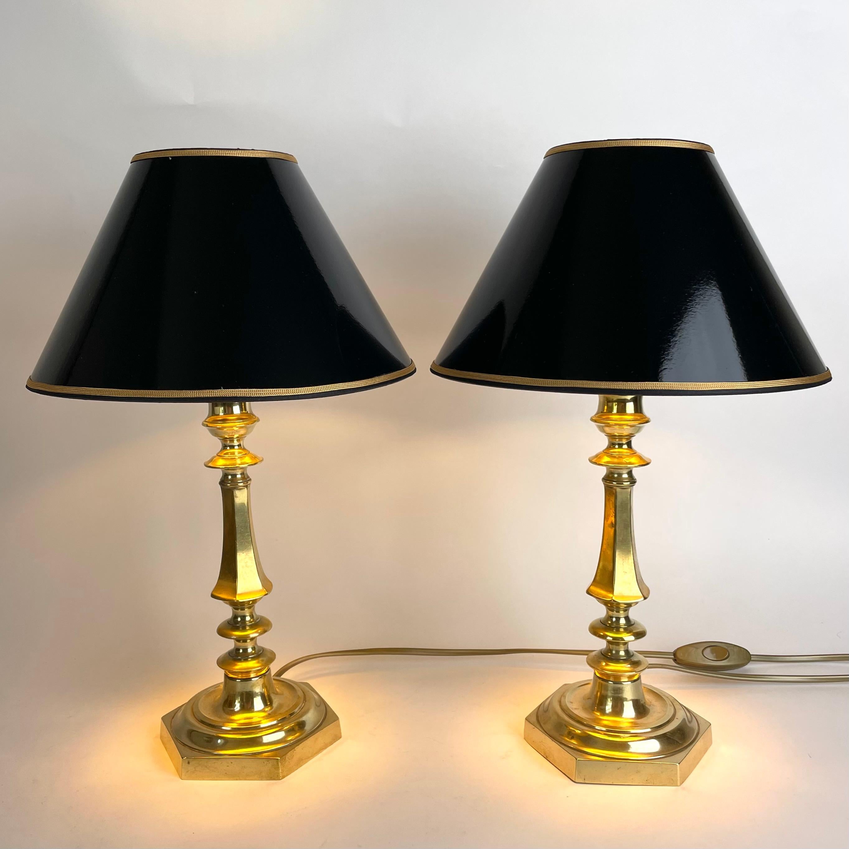 Elegante paire de lampes de table hexagonales en bronze du milieu du 19e siècle. Il s'agissait à l'origine d'une paire de chandeliers transformés en lampes de table au début du 20e siècle.

Design/One raffiné. Il s'agit d'un bronze magnifiquement