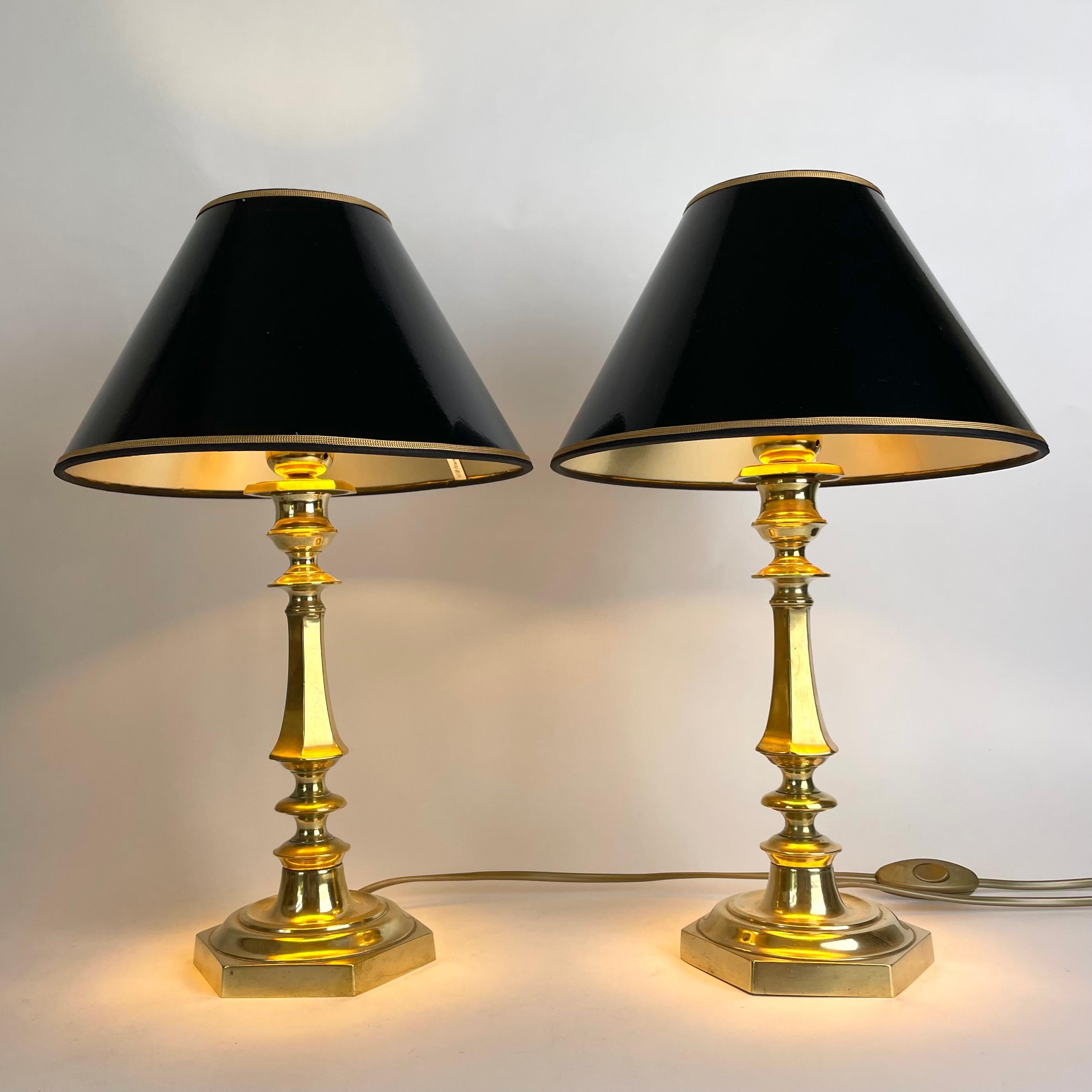 Européen Paire de lampes de table hexagonales en bronze du milieu du XIXe siècle en vente